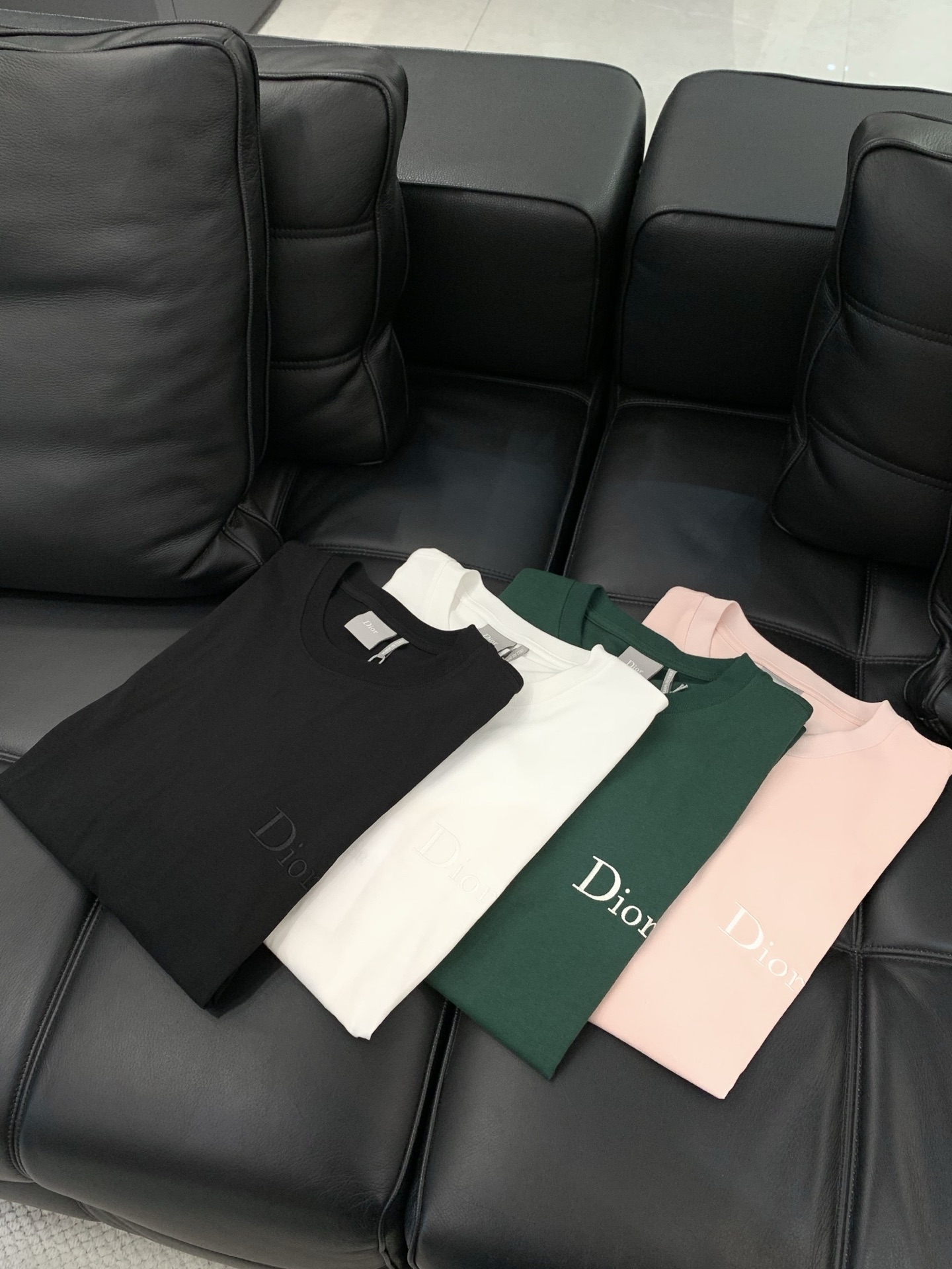 ，Dior 迪奥， 2026夏季新品，专柜同步有售，简约时尚休闲圆领短袖T恤，原版进口面料，舒适透气，顶