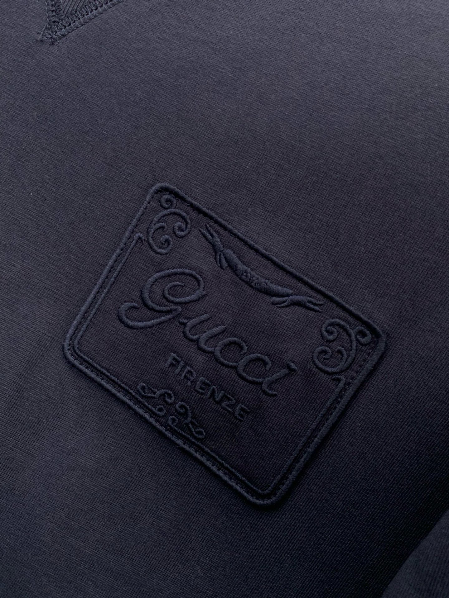 ，Gucci 古驰，2026夏季最新款，专柜同步有售，原单狠货，时尚休闲圆领短袖T恤，上身很有特点！吸睛