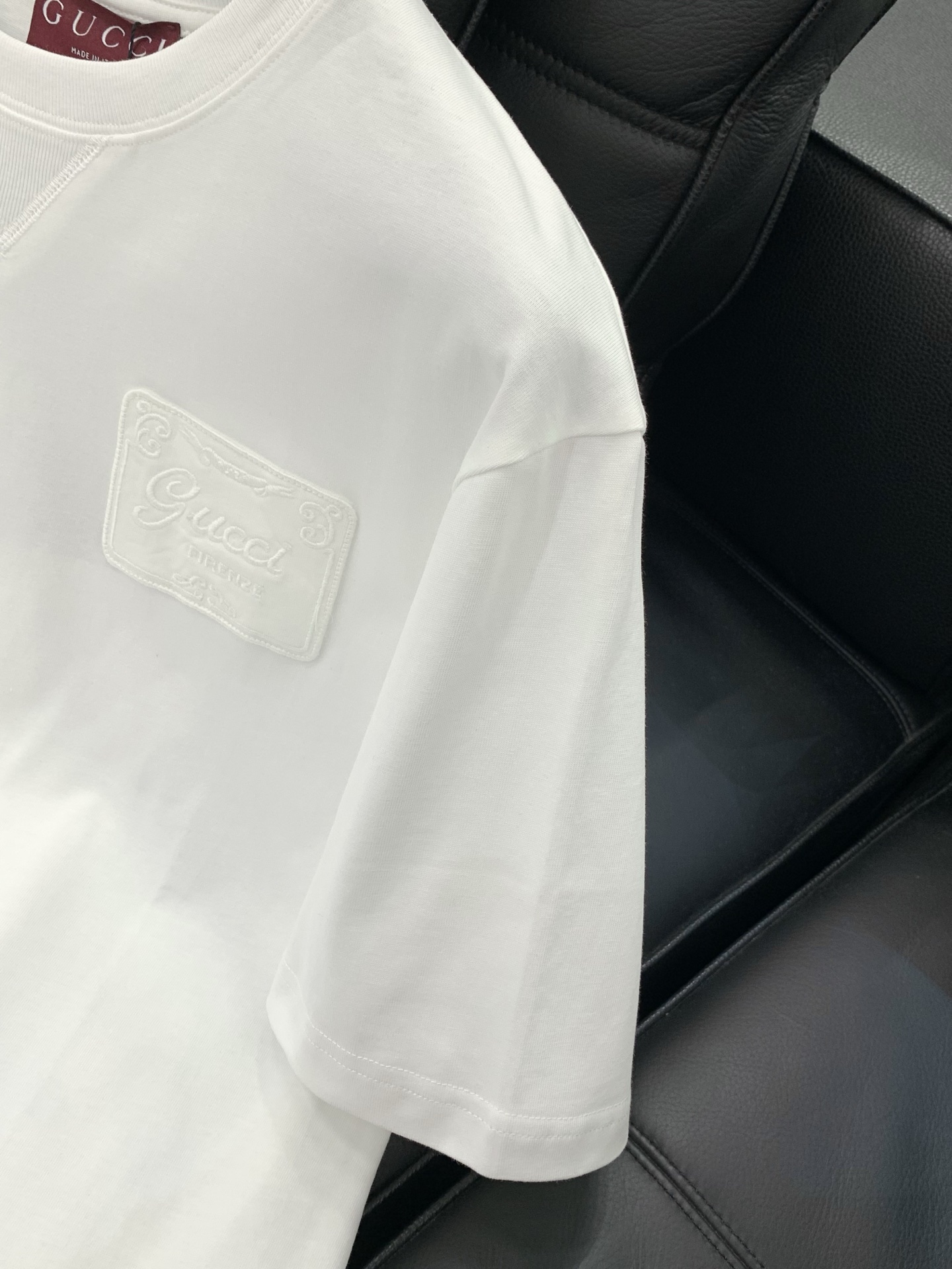，Gucci 古驰，2026夏季最新款，专柜同步有售，原单狠货，时尚休闲圆领短袖T恤，上身很有特点！吸睛