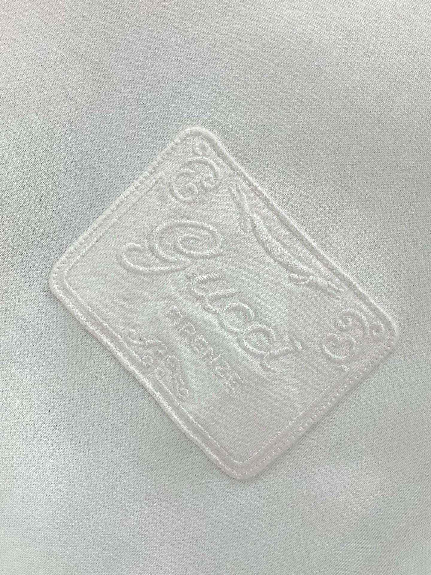 ，Gucci 古驰，2026夏季最新款，专柜同步有售，原单狠货，时尚休闲圆领短袖T恤，上身很有特点！吸睛