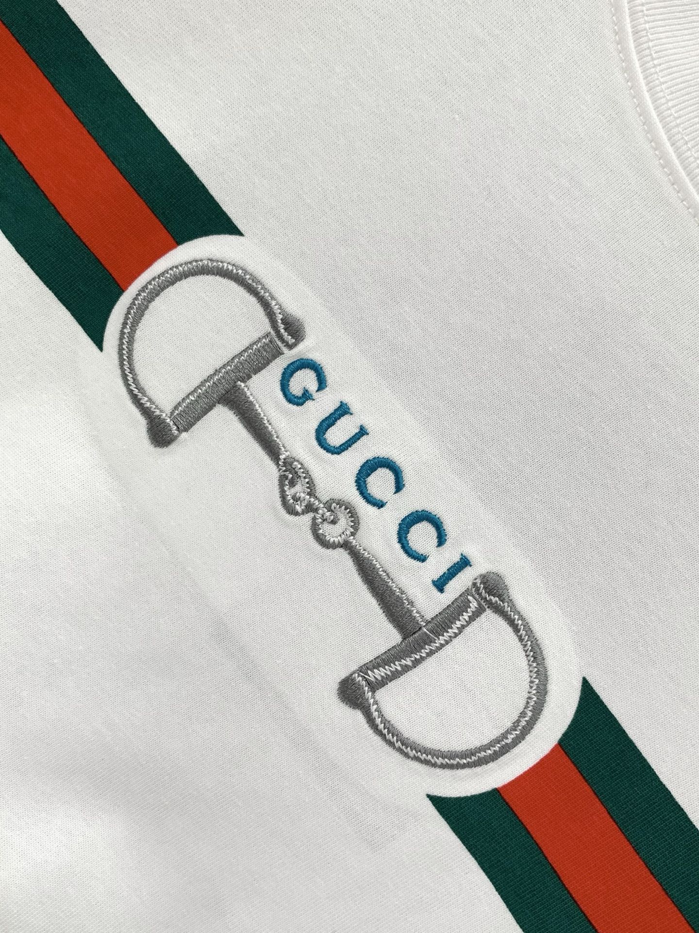 ，Gucci 古驰，2026夏季最新款，专柜同步有售，原单狠货，时尚休闲圆领短袖T恤，上身很有特点！吸睛