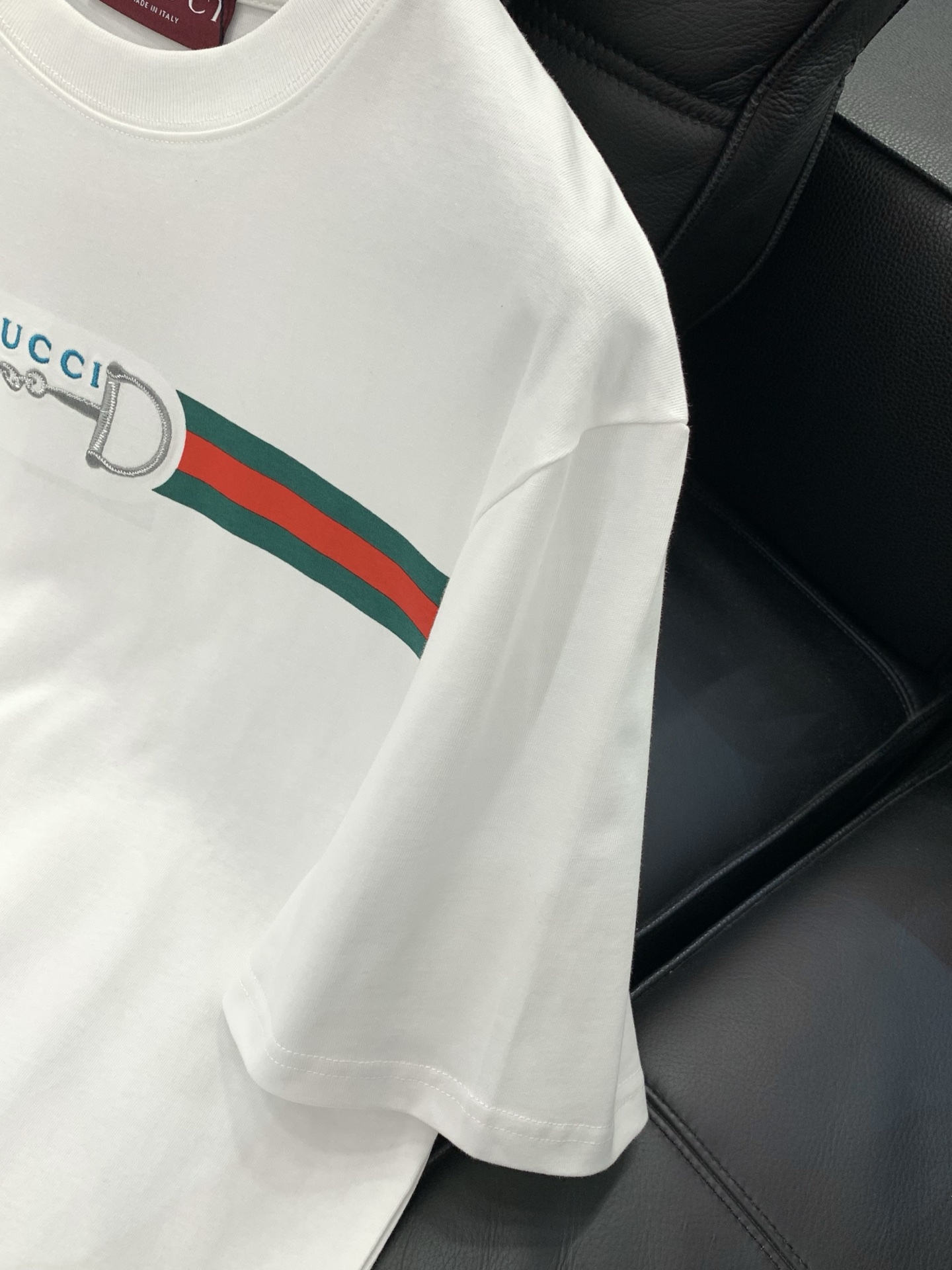 ，Gucci 古驰，2026夏季最新款，专柜同步有售，原单狠货，时尚休闲圆领短袖T恤，上身很有特点！吸睛