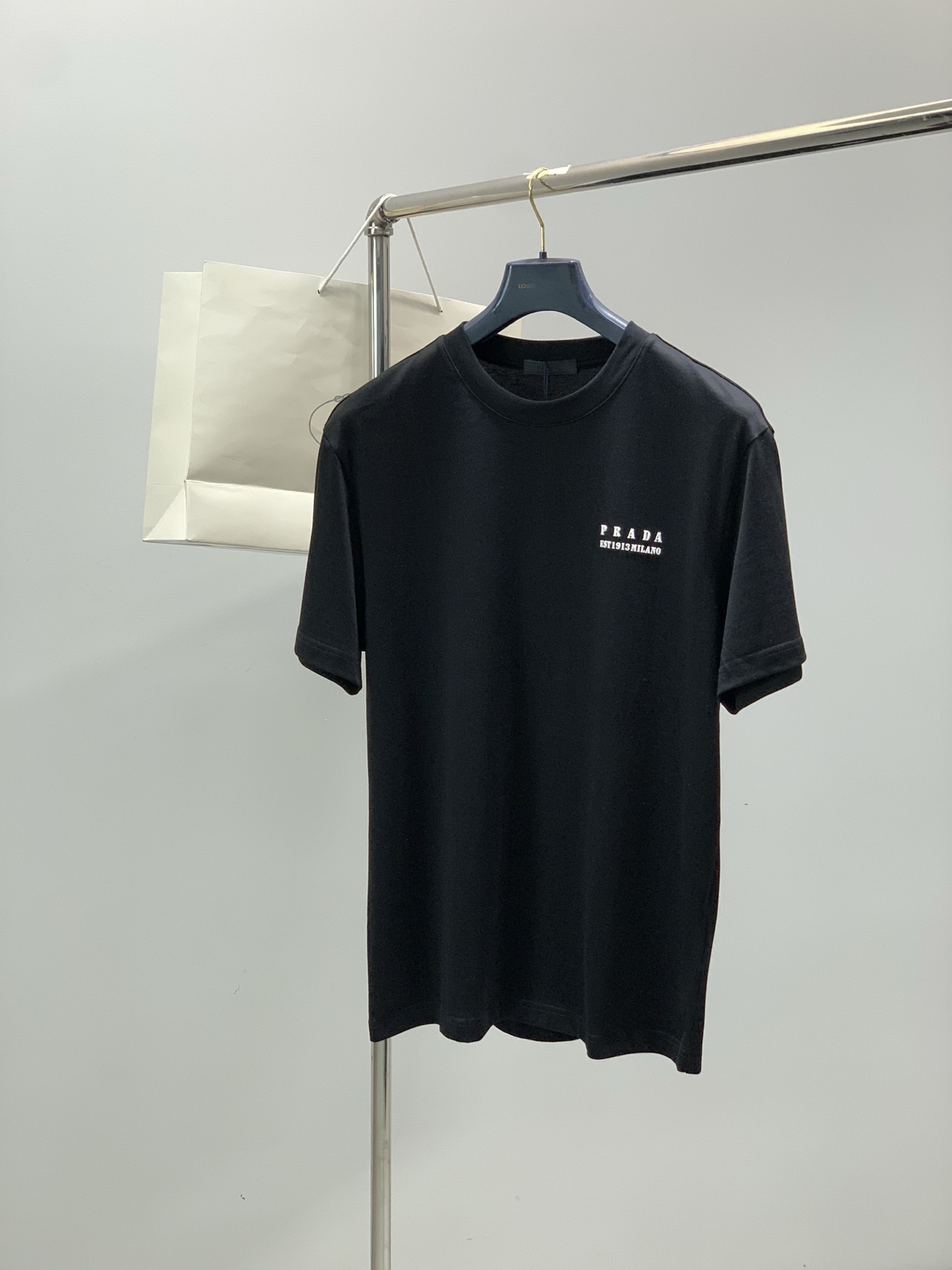 ，PRADA 普拉达，2026夏季最新品，专柜同步有售，时尚休闲圆领短袖T恤，进口原版面料，做工极为复杂