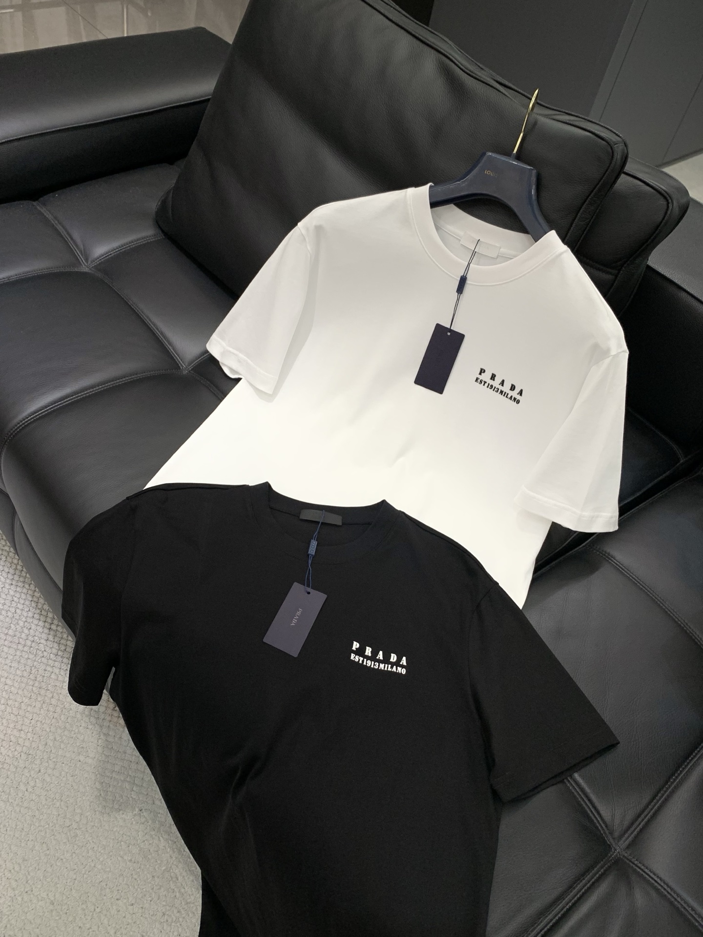 ，PRADA 普拉达，2026夏季最新品，专柜同步有售，时尚休闲圆领短袖T恤，进口原版面料，做工极为复杂