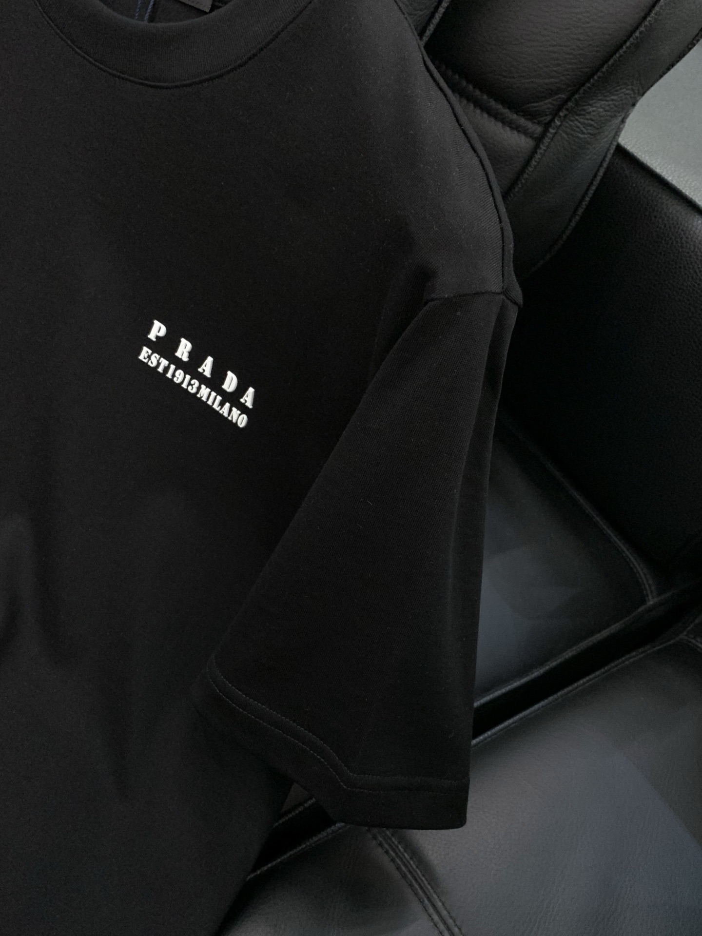，PRADA 普拉达，2026夏季最新品，专柜同步有售，时尚休闲圆领短袖T恤，进口原版面料，做工极为复杂