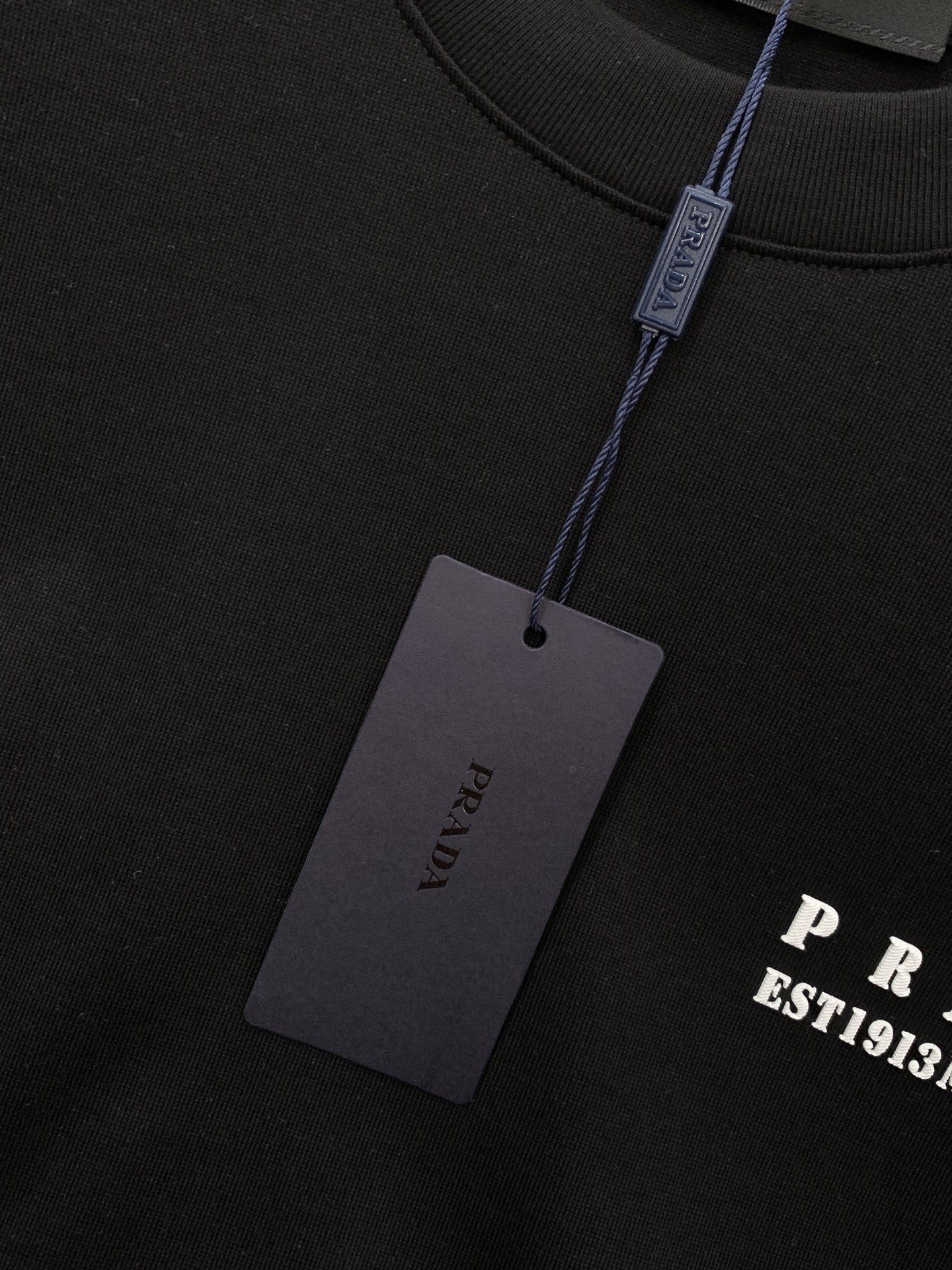 ，PRADA 普拉达，2026夏季最新品，专柜同步有售，时尚休闲圆领短袖T恤，进口原版面料，做工极为复杂