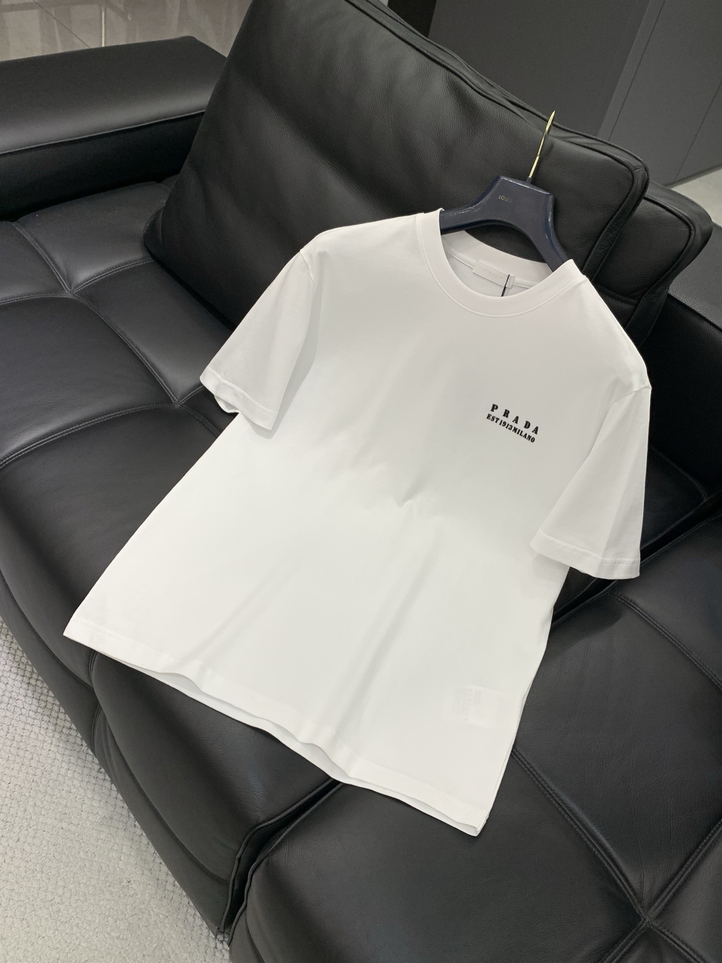 ，PRADA 普拉达，2026夏季最新品，专柜同步有售，时尚休闲圆领短袖T恤，进口原版面料，做工极为复杂