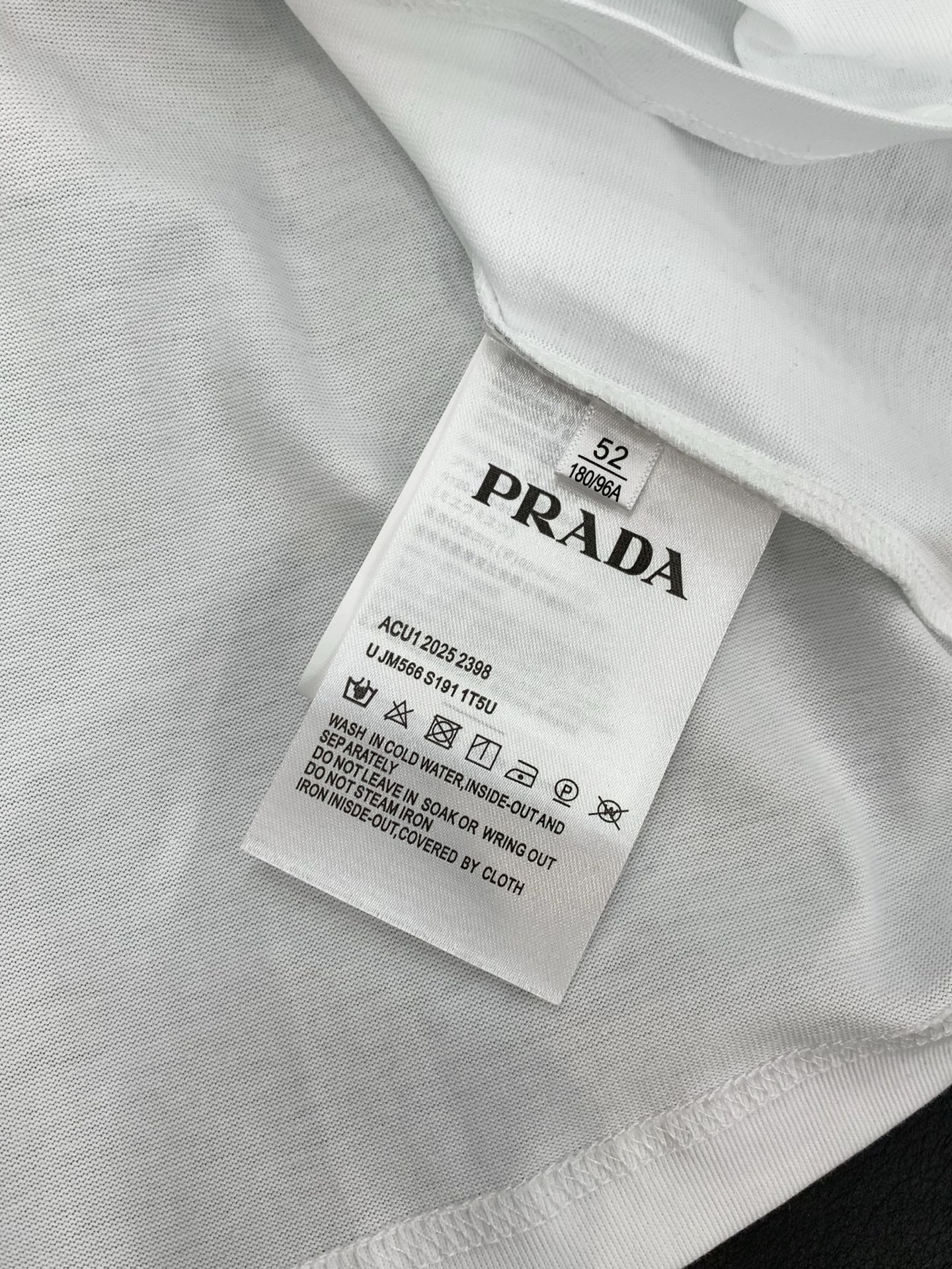 ，PRADA 普拉达，2026夏季最新品，专柜同步有售，时尚休闲圆领短袖T恤，进口原版面料，做工极为复杂
