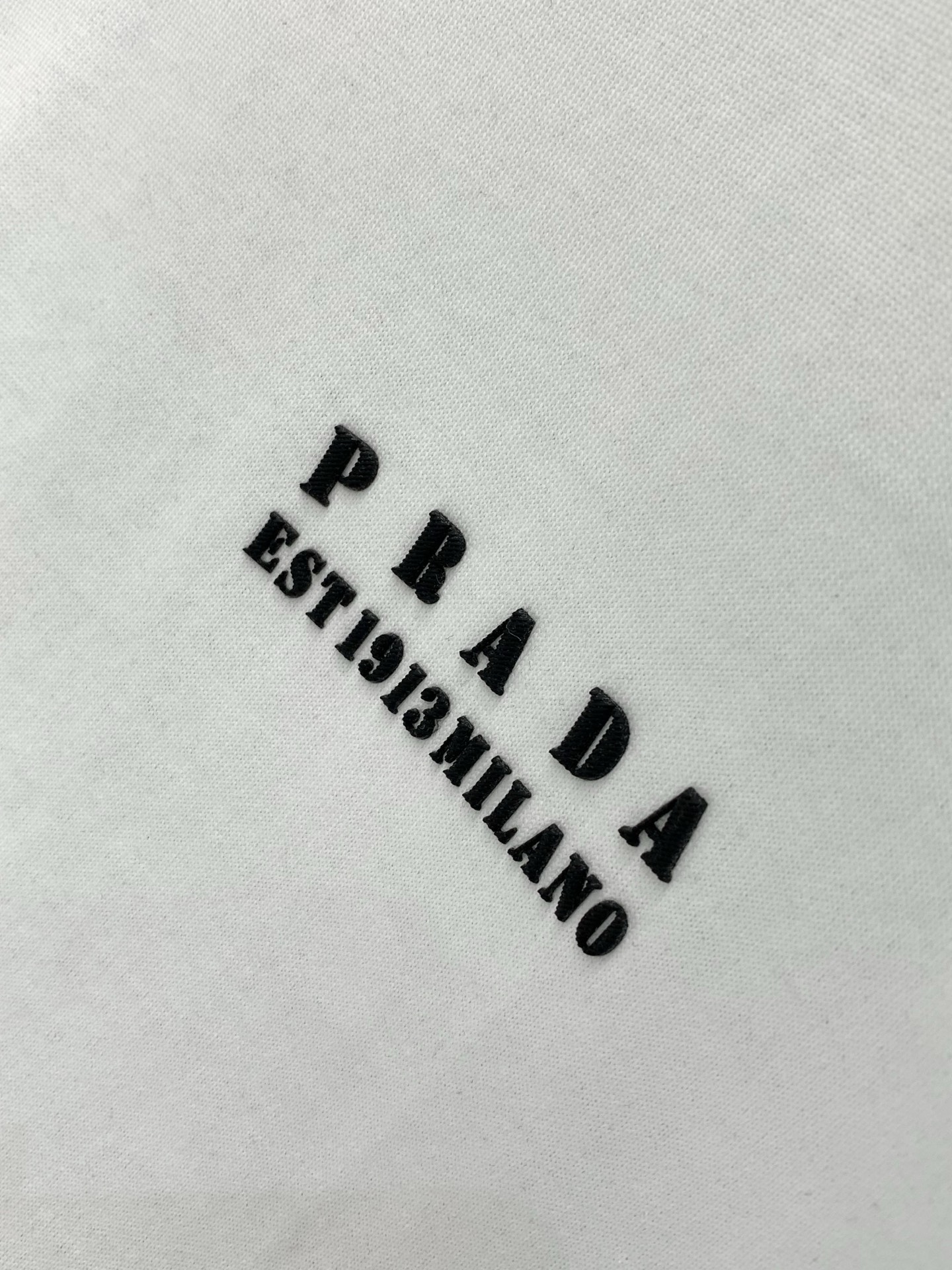 ，PRADA 普拉达，2026夏季最新品，专柜同步有售，时尚休闲圆领短袖T恤，进口原版面料，做工极为复杂