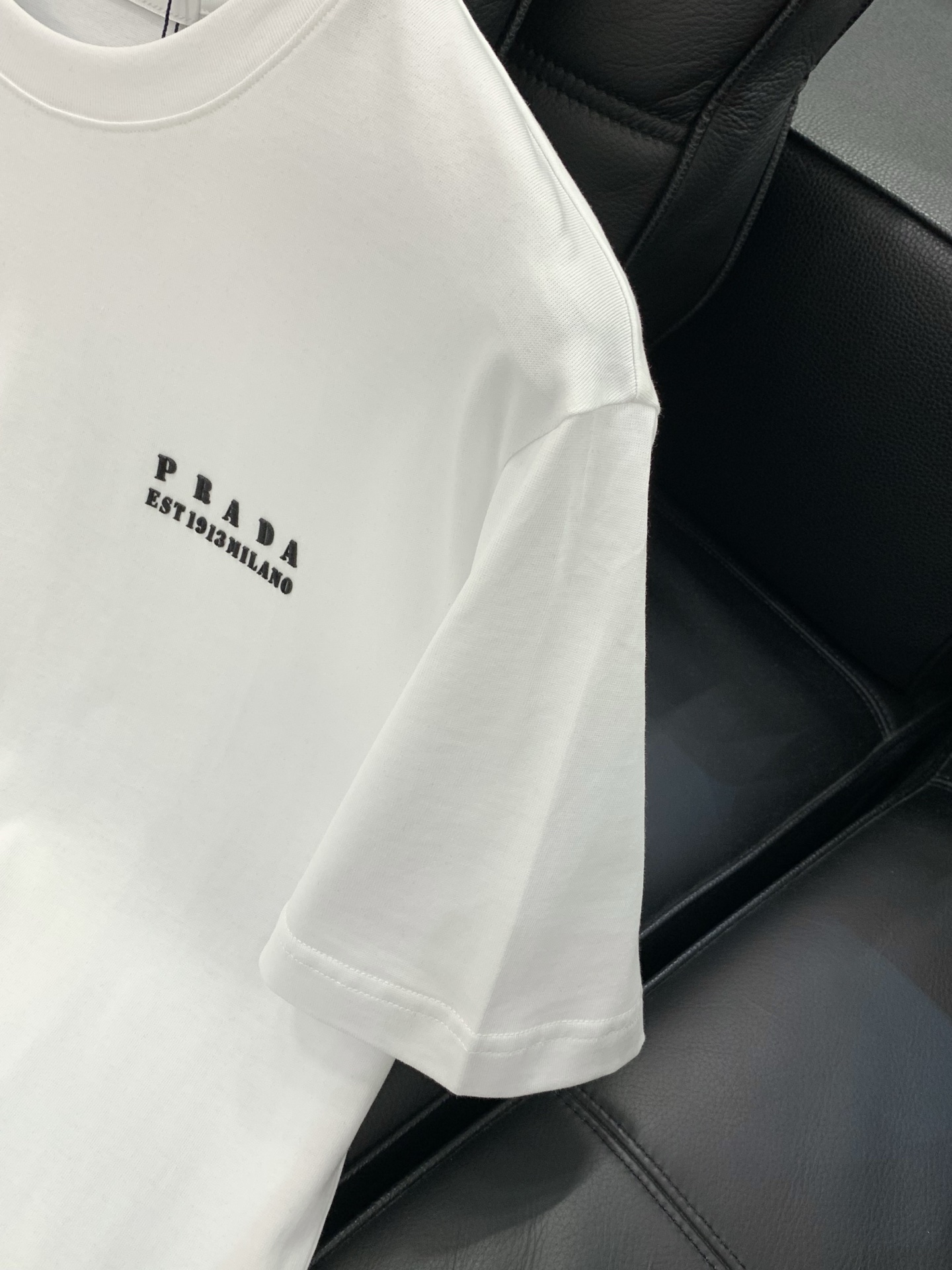 ，PRADA 普拉达，2026夏季最新品，专柜同步有售，时尚休闲圆领短袖T恤，进口原版面料，做工极为复杂