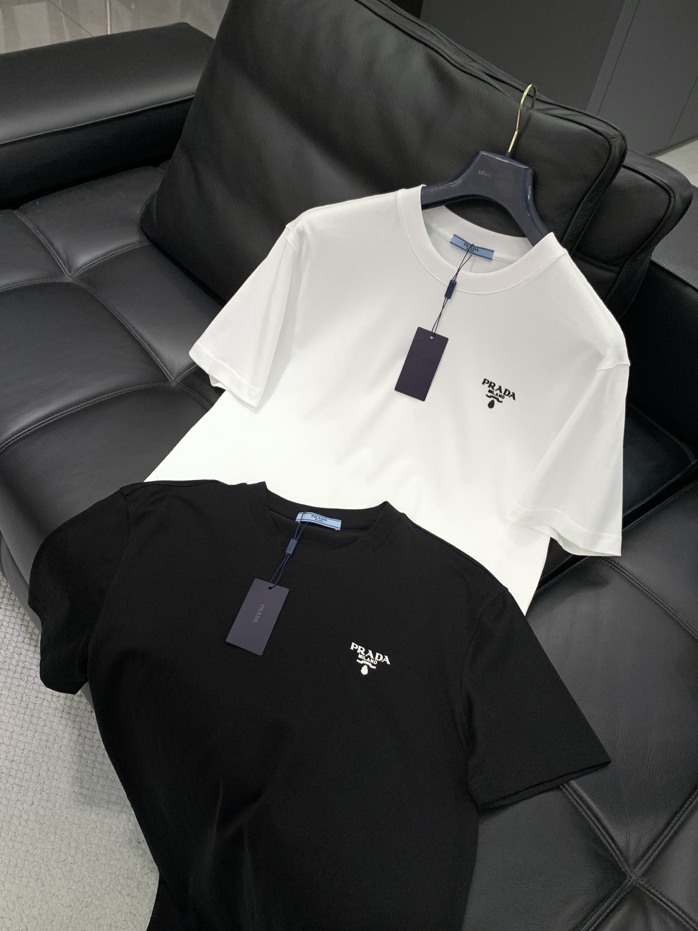 ，PRADA 普拉达，2026夏季最新品，专柜同步有售，时尚休闲圆领短袖T恤，进口原版面料，做工极为复杂