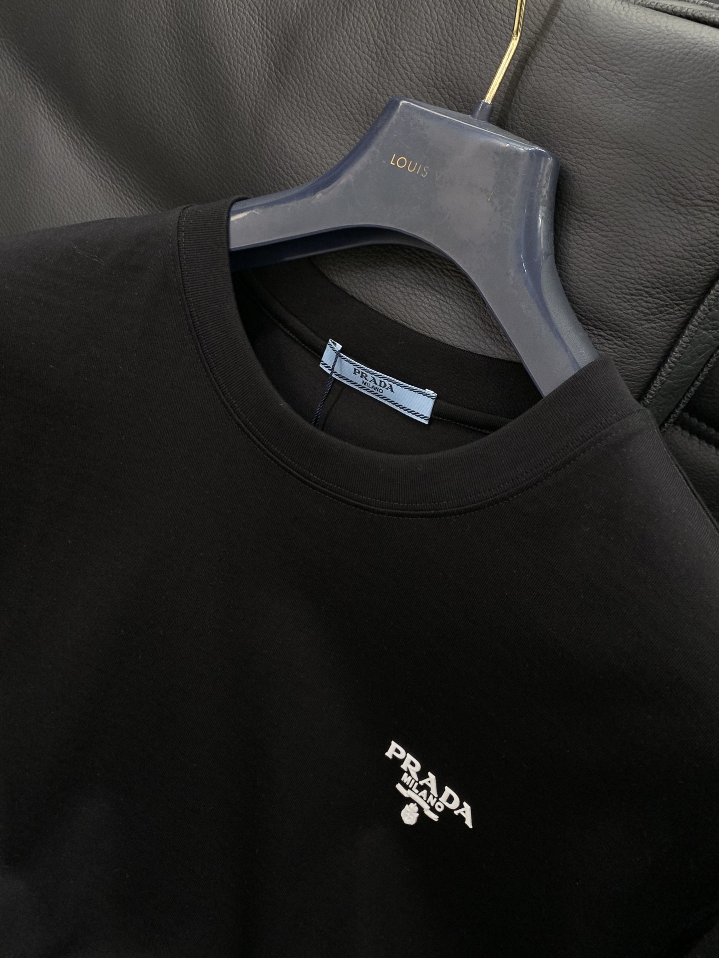 ，PRADA 普拉达，2026夏季最新品，专柜同步有售，时尚休闲圆领短袖T恤，进口原版面料，做工极为复杂