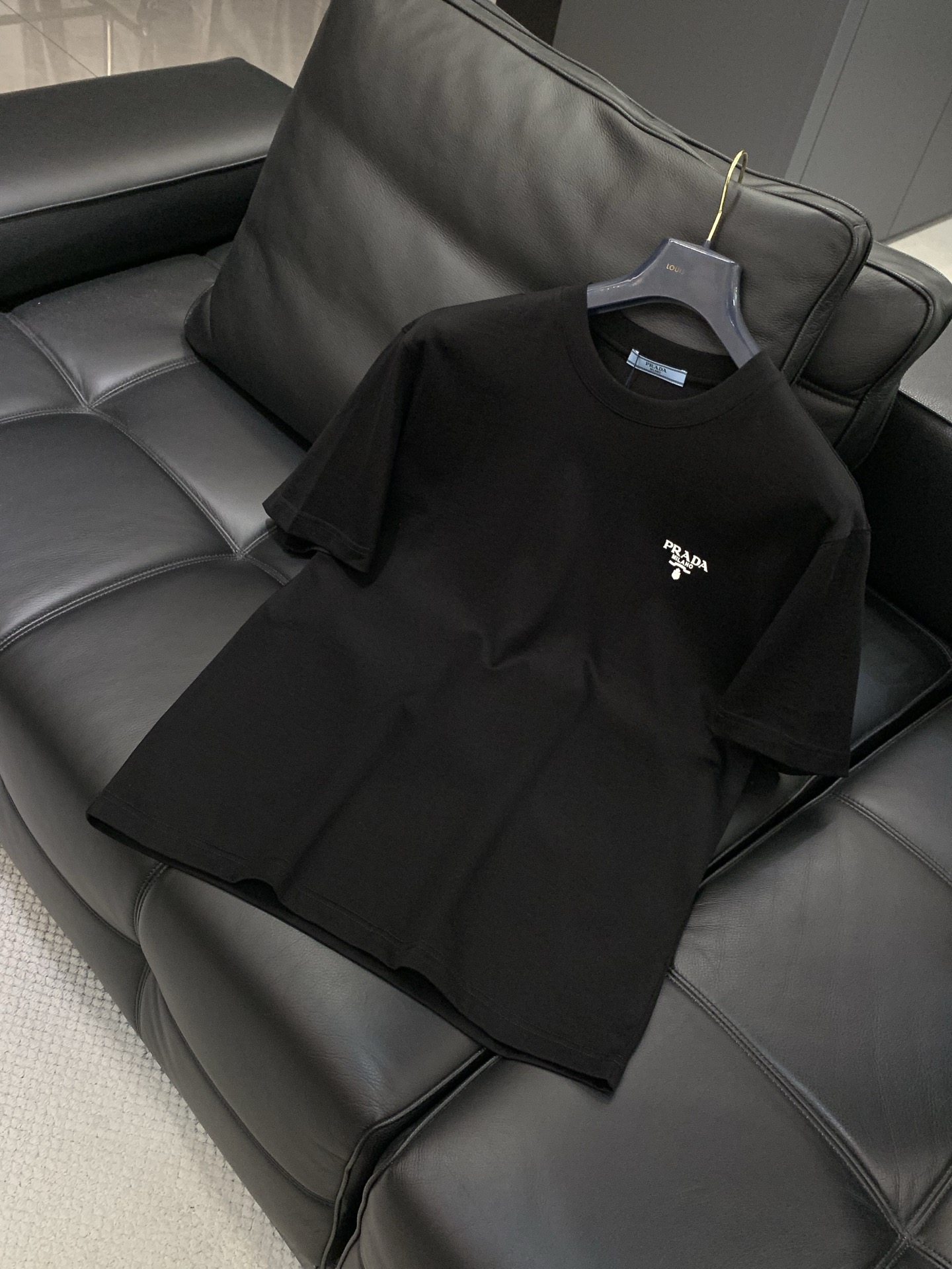 ，PRADA 普拉达，2026夏季最新品，专柜同步有售，时尚休闲圆领短袖T恤，进口原版面料，做工极为复杂