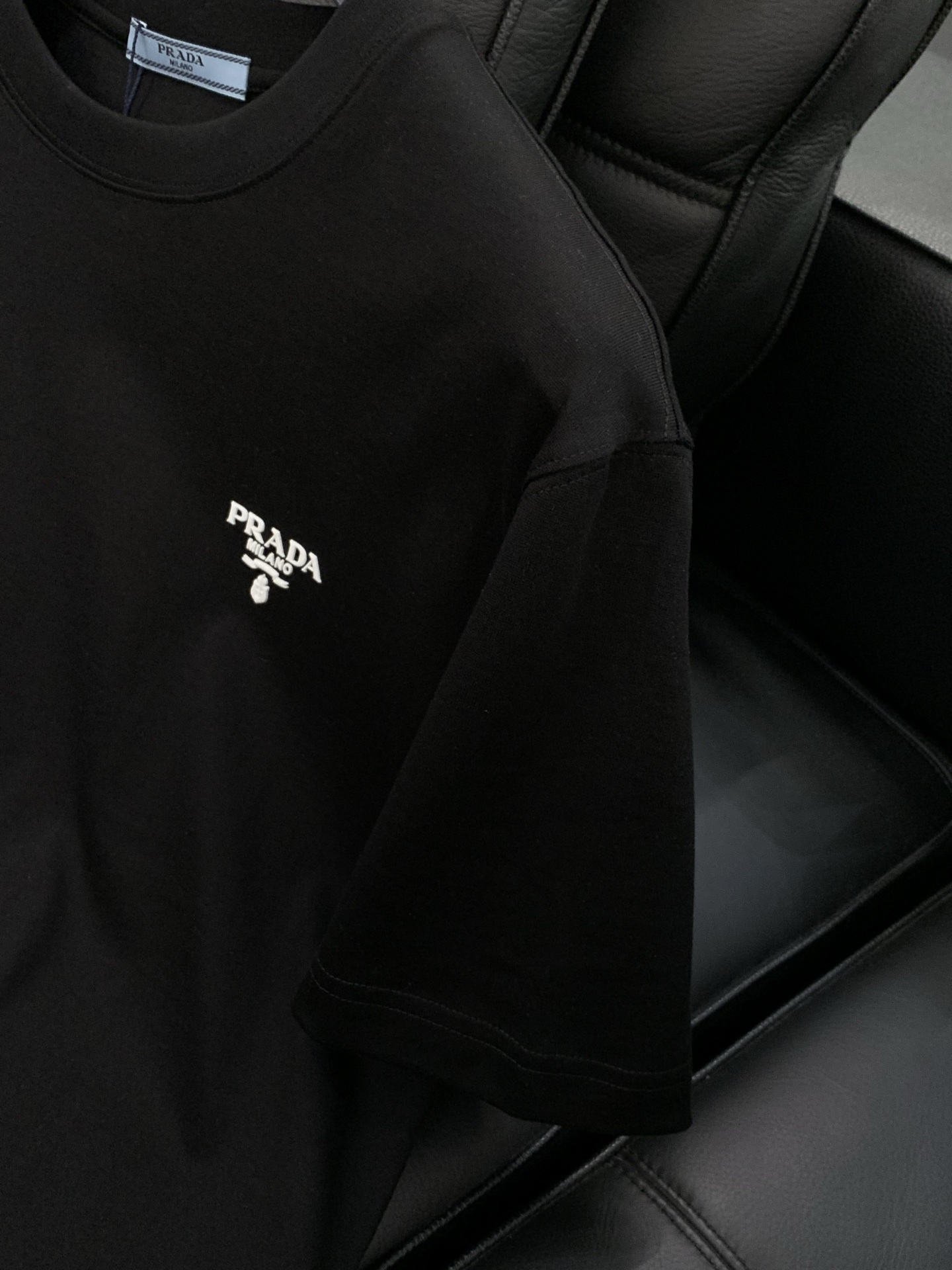 ，PRADA 普拉达，2026夏季最新品，专柜同步有售，时尚休闲圆领短袖T恤，进口原版面料，做工极为复杂