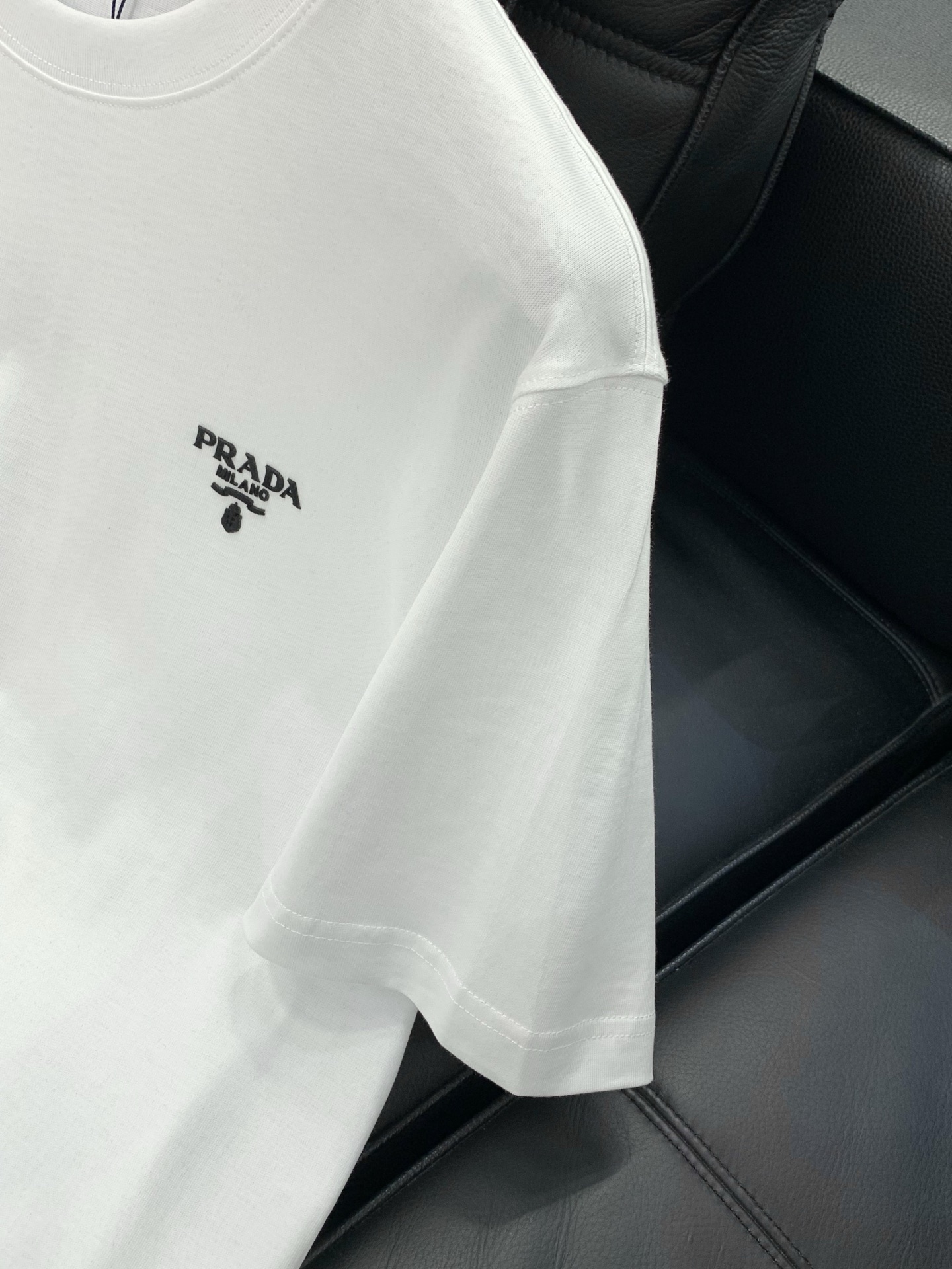 ，PRADA 普拉达，2026夏季最新品，专柜同步有售，时尚休闲圆领短袖T恤，进口原版面料，做工极为复杂