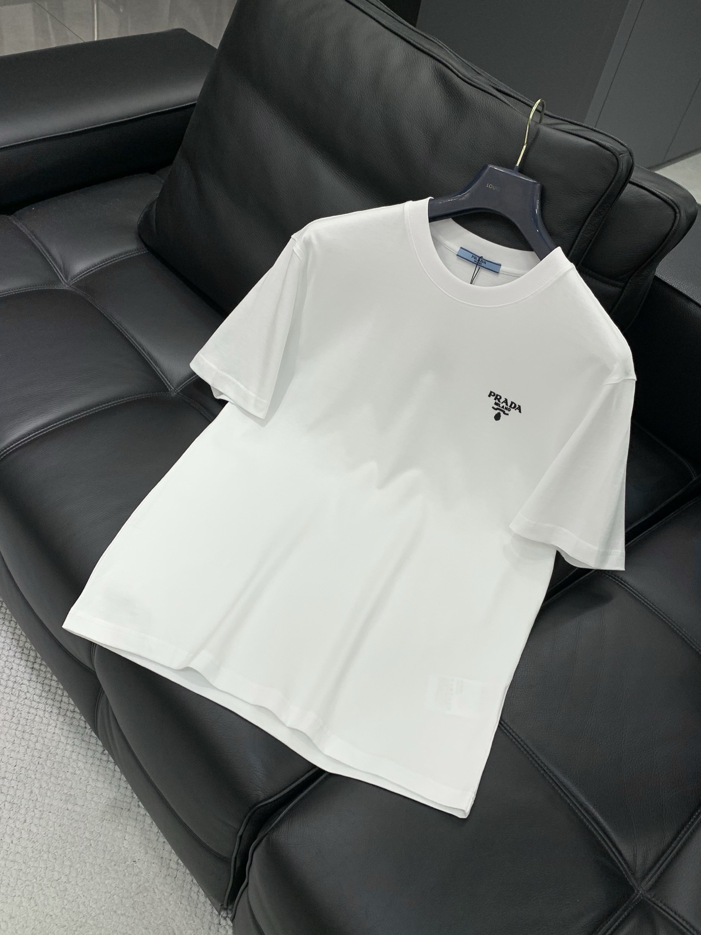 ，PRADA 普拉达，2026夏季最新品，专柜同步有售，时尚休闲圆领短袖T恤，进口原版面料，做工极为复杂