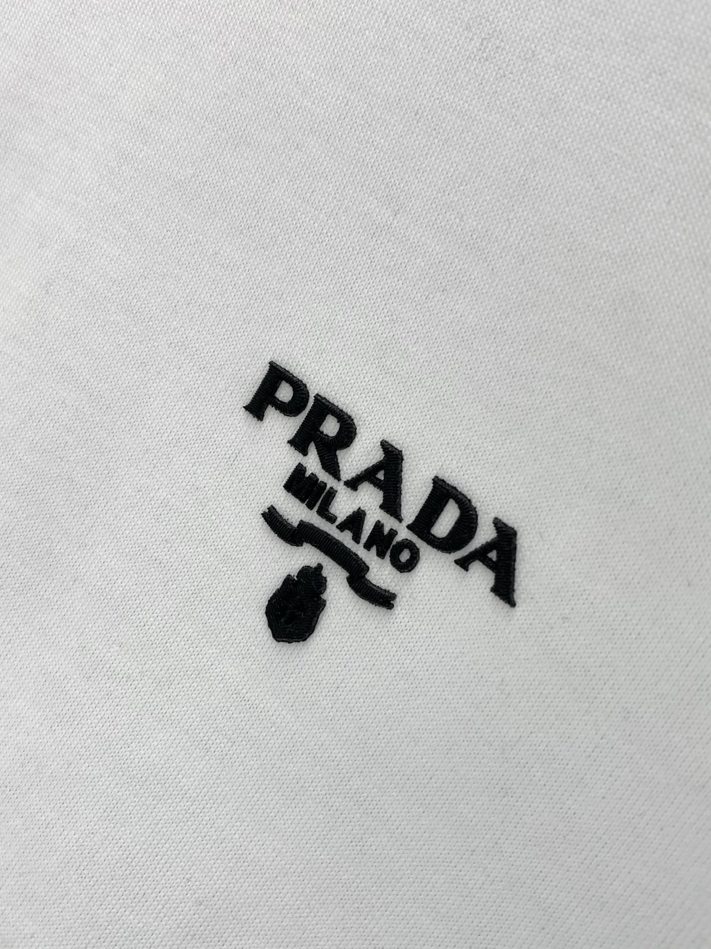 ，PRADA 普拉达，2026夏季最新品，专柜同步有售，时尚休闲圆领短袖T恤，进口原版面料，做工极为复杂