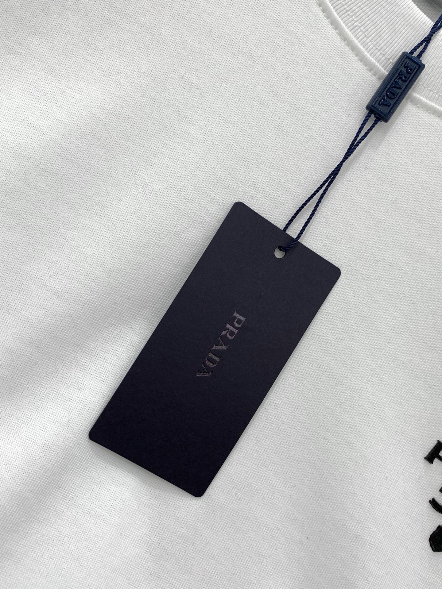 ，PRADA 普拉达，2026夏季最新品，专柜同步有售，时尚休闲圆领短袖T恤，进口原版面料，做工极为复杂