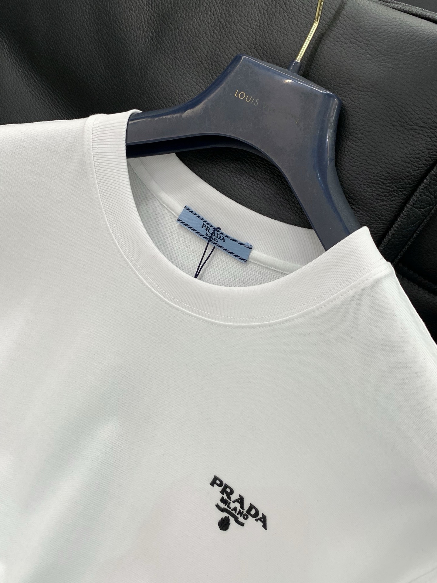 ，PRADA 普拉达，2026夏季最新品，专柜同步有售，时尚休闲圆领短袖T恤，进口原版面料，做工极为复杂