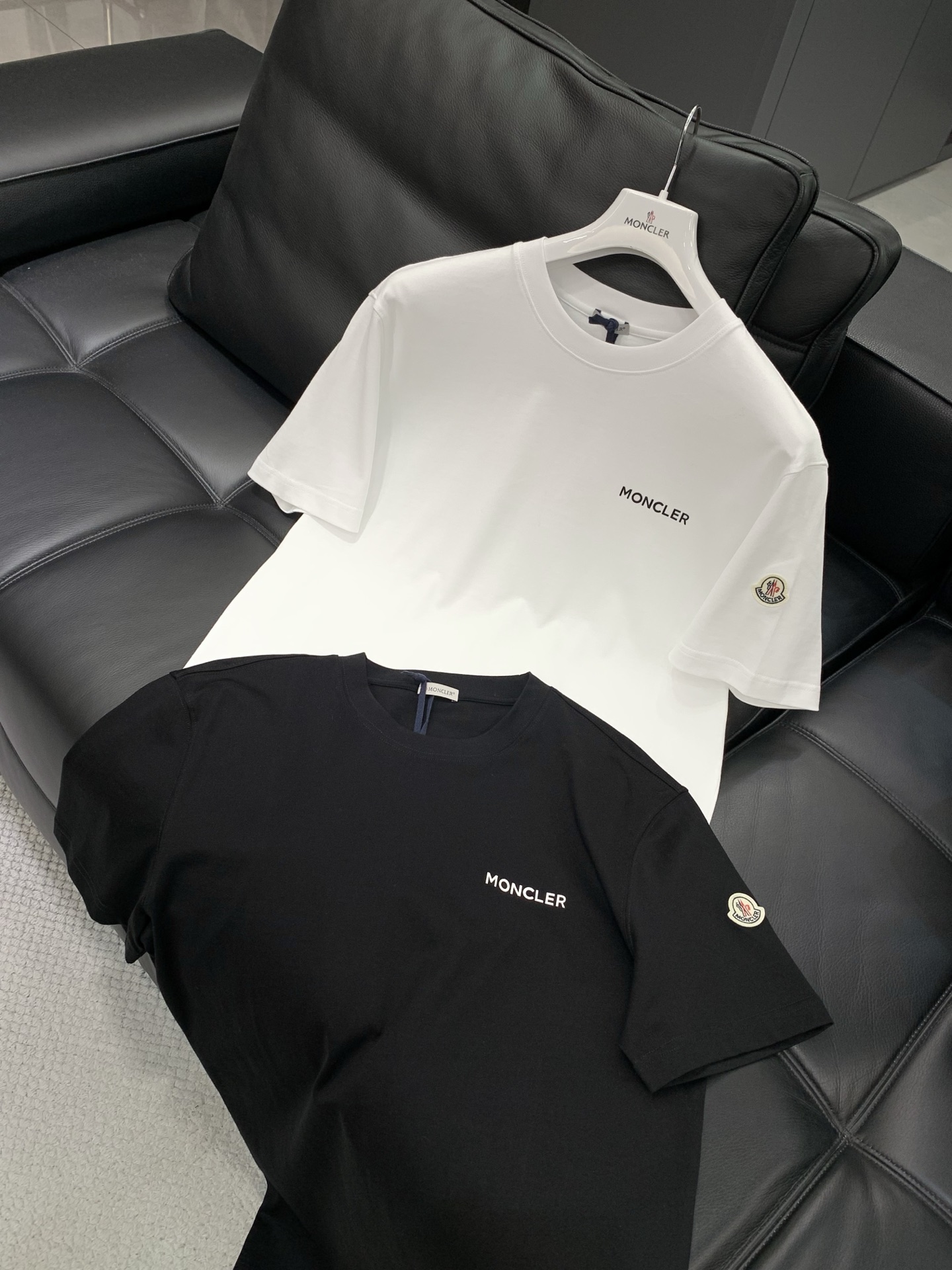 ，Moncler 蒙口，2026夏季最新品，专柜同步有售，原单狠货，时尚休闲圆领短袖T恤，上身舒适！吸睛