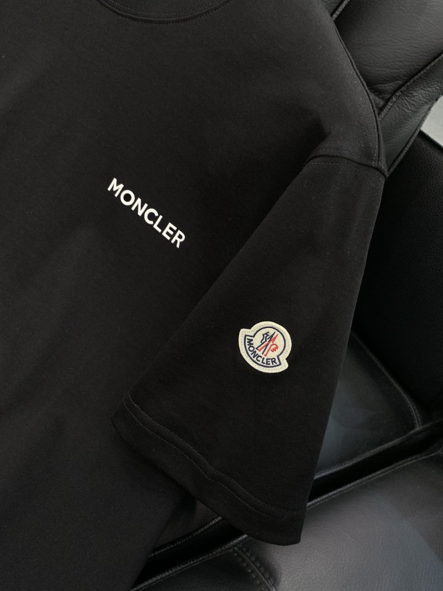 ，Moncler 蒙口，2026夏季最新品，专柜同步有售，原单狠货，时尚休闲圆领短袖T恤，上身舒适！吸睛