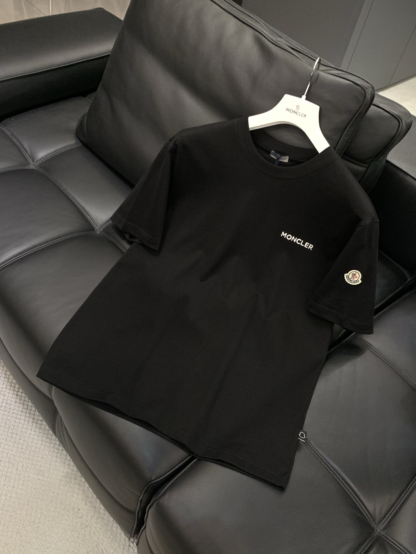 ，Moncler 蒙口，2026夏季最新品，专柜同步有售，原单狠货，时尚休闲圆领短袖T恤，上身舒适！吸睛