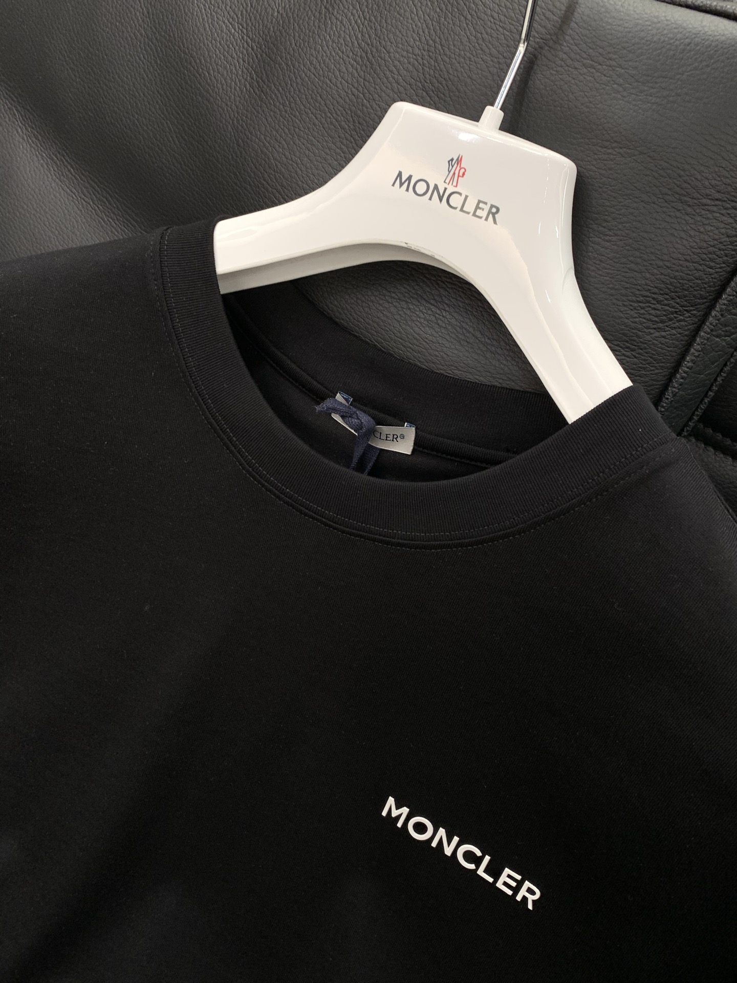 ，Moncler 蒙口，2026夏季最新品，专柜同步有售，原单狠货，时尚休闲圆领短袖T恤，上身舒适！吸睛