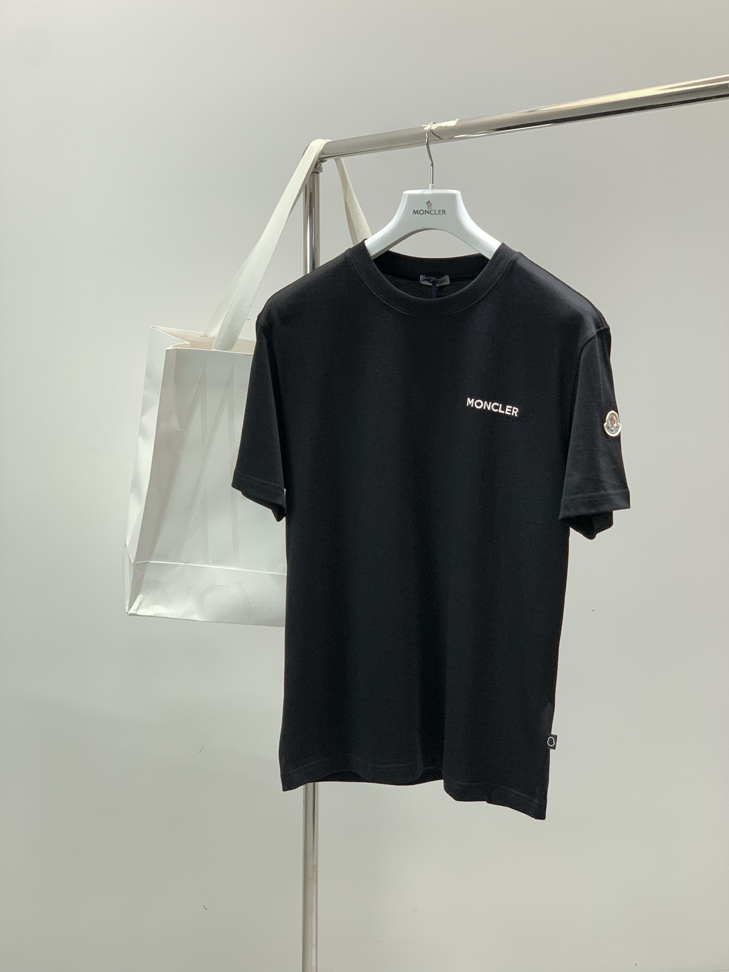 ，Moncler 蒙口，2026夏季最新品，专柜同步有售，原单狠货，时尚休闲圆领短袖T恤，上身舒适！吸睛