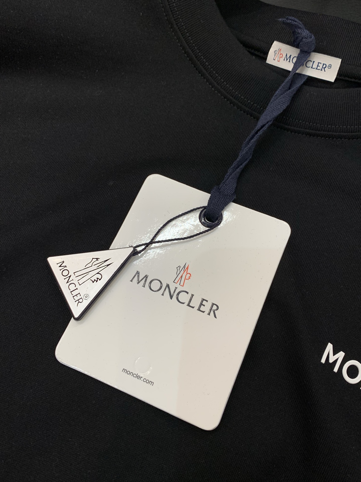 ，Moncler 蒙口，2026夏季最新品，专柜同步有售，原单狠货，时尚休闲圆领短袖T恤，上身舒适！吸睛