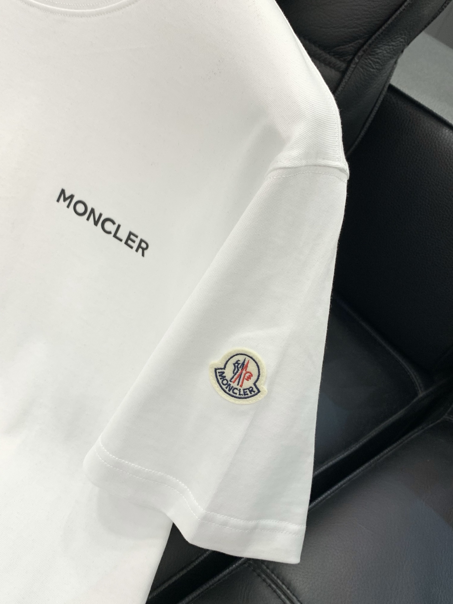 ，Moncler 蒙口，2026夏季最新品，专柜同步有售，原单狠货，时尚休闲圆领短袖T恤，上身舒适！吸睛