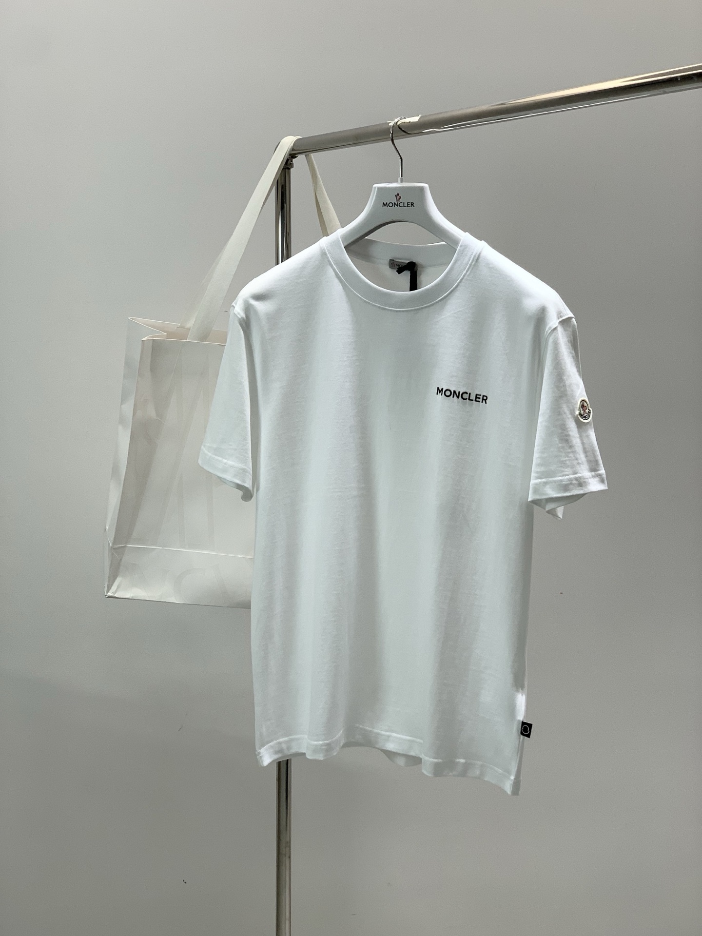，Moncler 蒙口，2026夏季最新品，专柜同步有售，原单狠货，时尚休闲圆领短袖T恤，上身舒适！吸睛