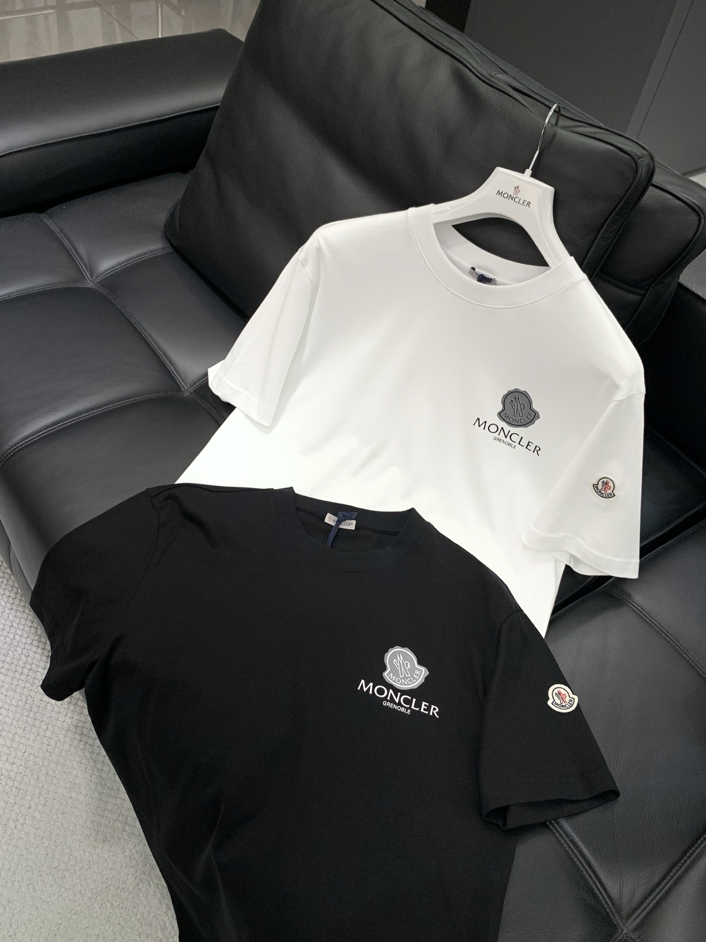 ，Moncler 蒙口，2026夏季最新品，专柜同步有售，原单狠货，时尚休闲圆领短袖T恤，上身舒适！吸睛