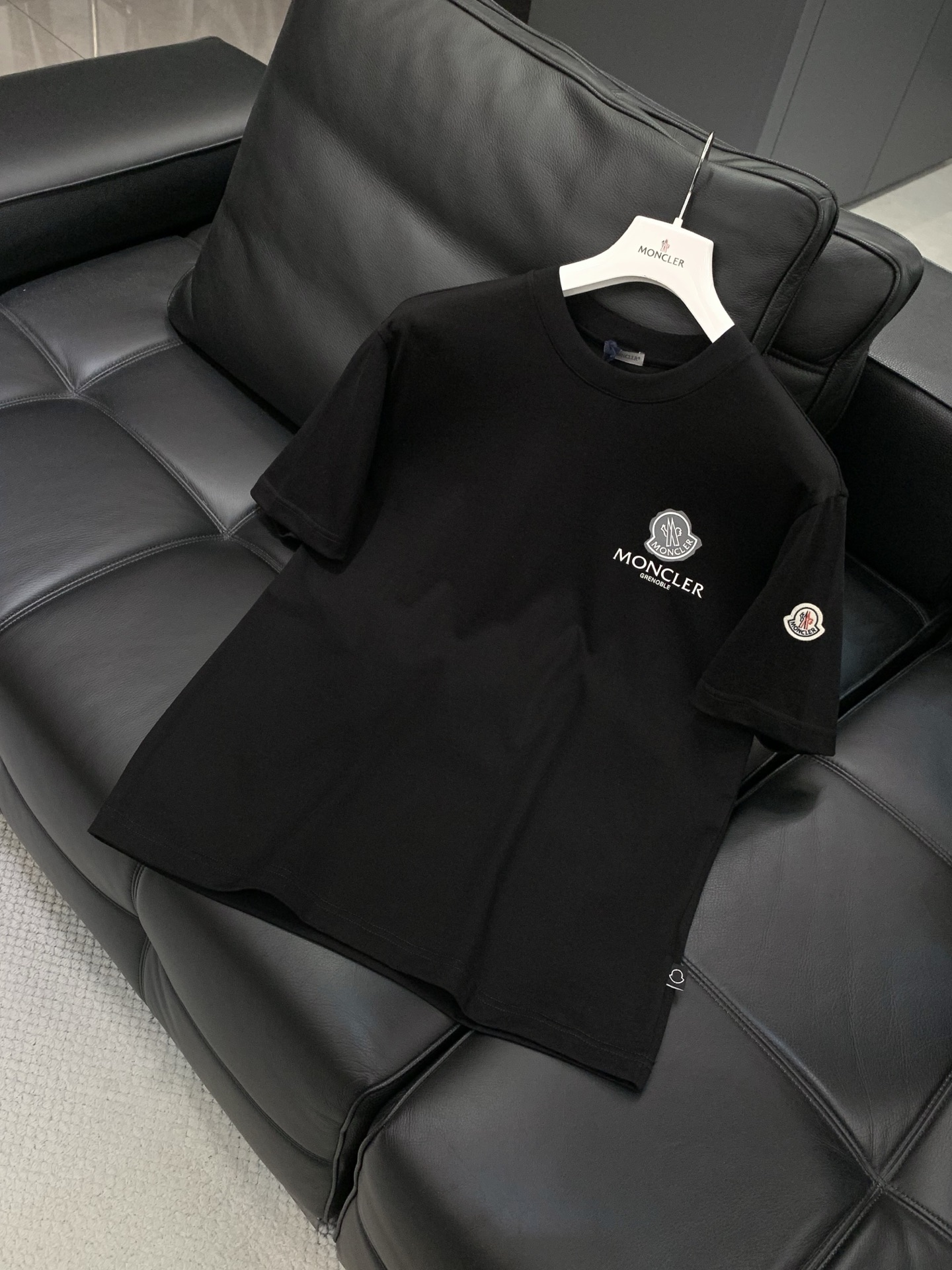 ，Moncler 蒙口，2026夏季最新品，专柜同步有售，原单狠货，时尚休闲圆领短袖T恤，上身舒适！吸睛