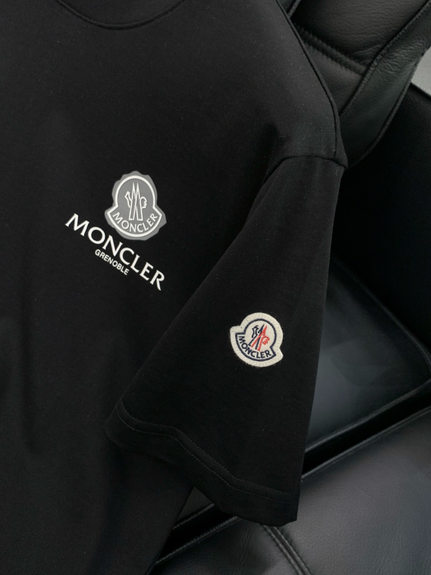 ，Moncler 蒙口，2026夏季最新品，专柜同步有售，原单狠货，时尚休闲圆领短袖T恤，上身舒适！吸睛