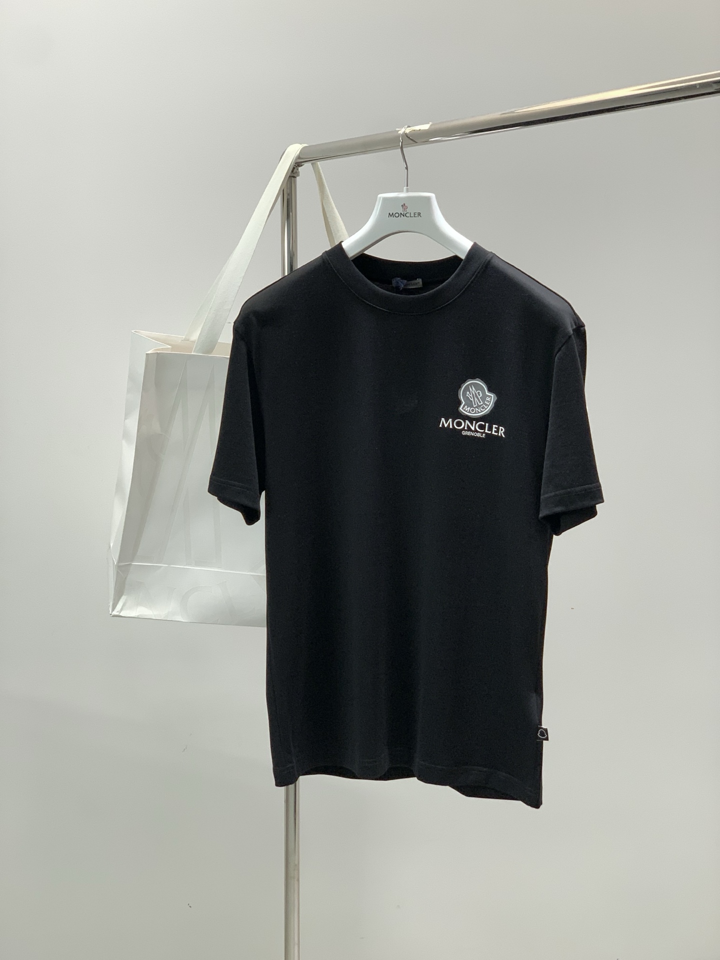 ，Moncler 蒙口，2026夏季最新品，专柜同步有售，原单狠货，时尚休闲圆领短袖T恤，上身舒适！吸睛