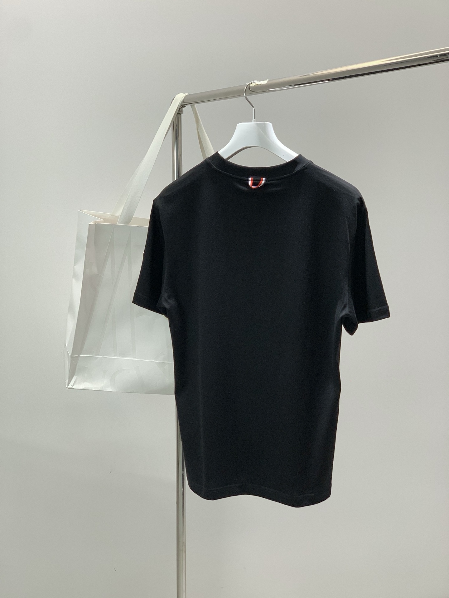 ，Moncler 蒙口，2026夏季最新品，专柜同步有售，原单狠货，时尚休闲圆领短袖T恤，上身舒适！吸睛