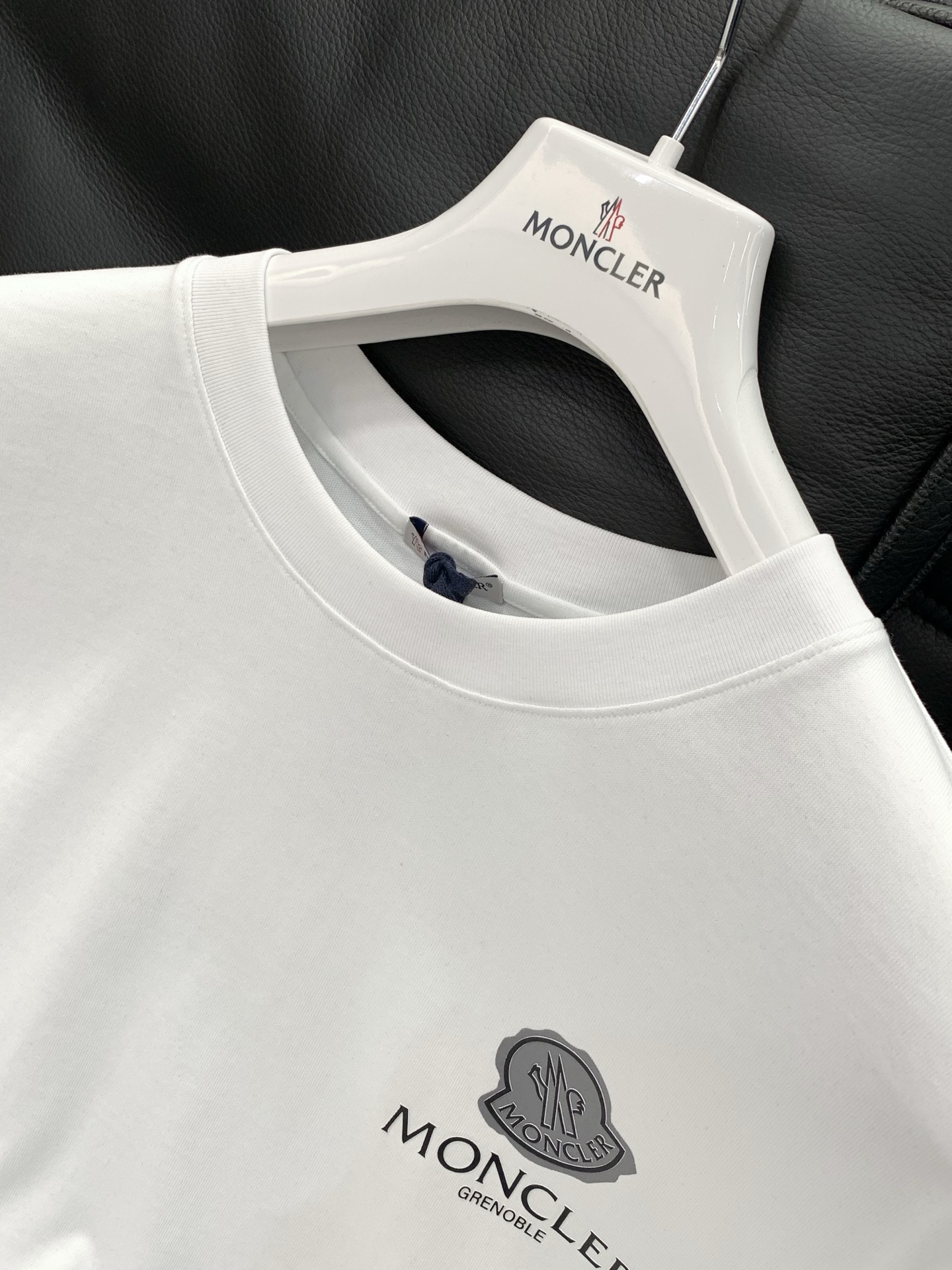 ，Moncler 蒙口，2026夏季最新品，专柜同步有售，原单狠货，时尚休闲圆领短袖T恤，上身舒适！吸睛
