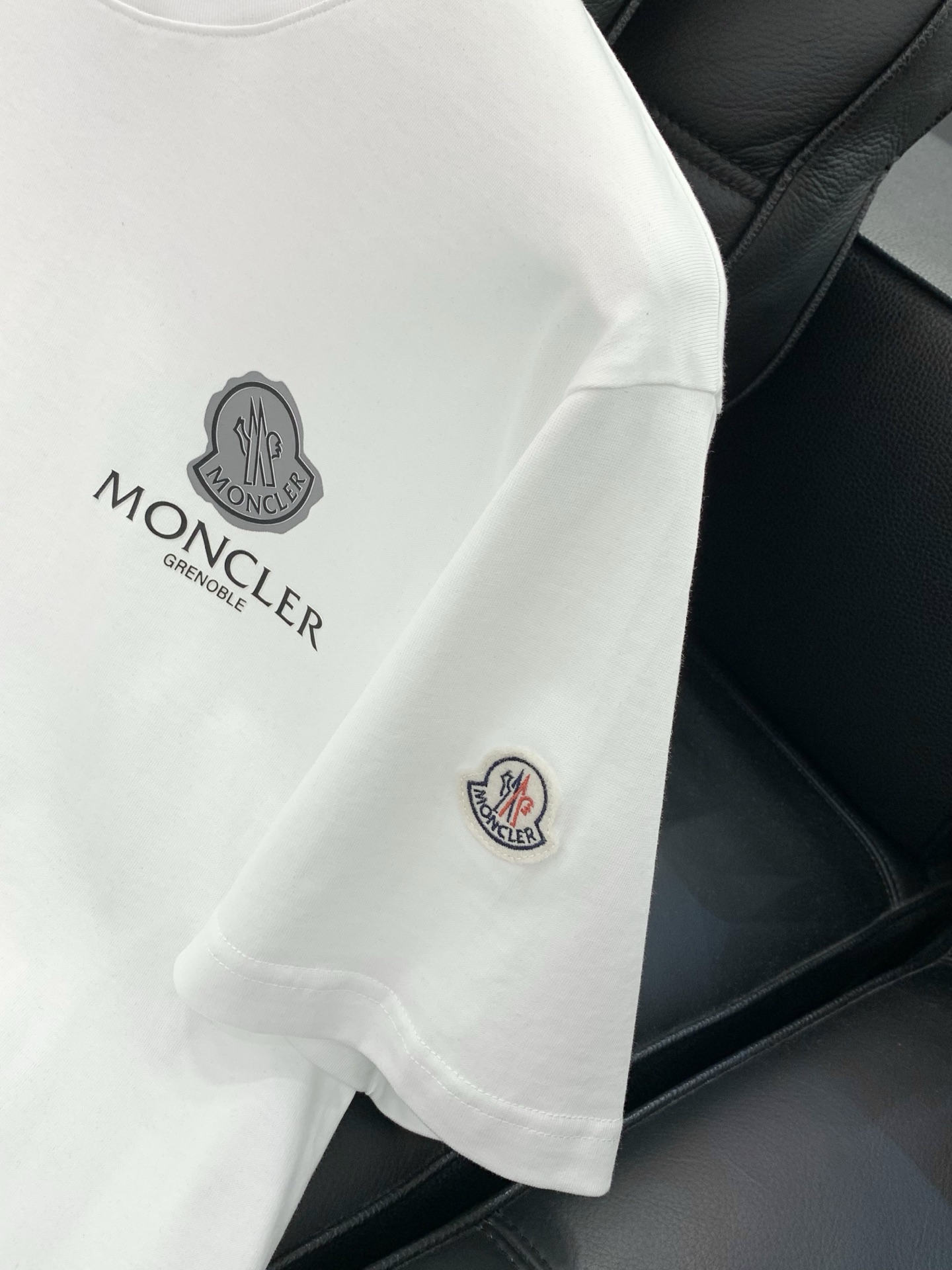 ，Moncler 蒙口，2026夏季最新品，专柜同步有售，原单狠货，时尚休闲圆领短袖T恤，上身舒适！吸睛