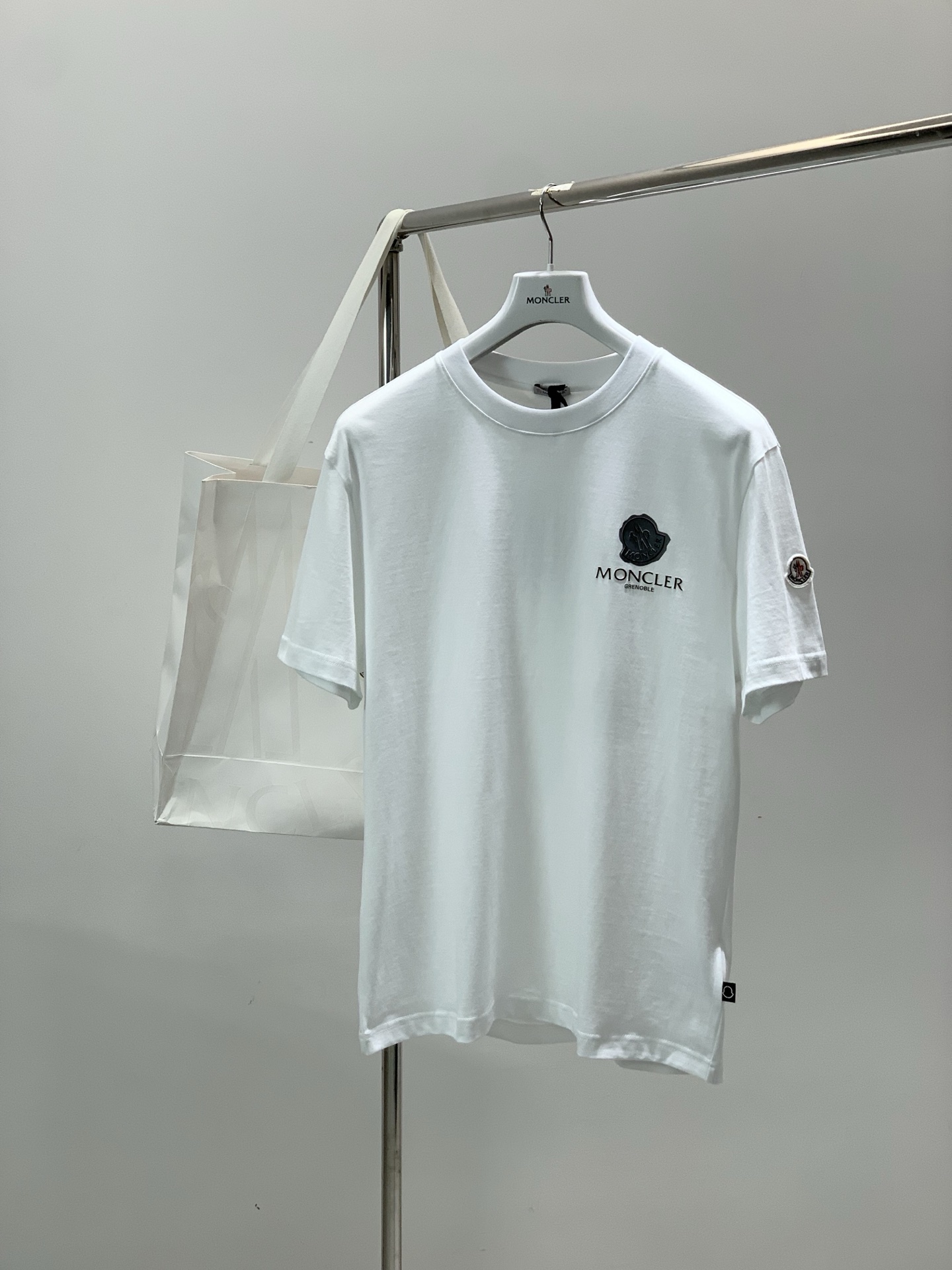 ，Moncler 蒙口，2026夏季最新品，专柜同步有售，原单狠货，时尚休闲圆领短袖T恤，上身舒适！吸睛