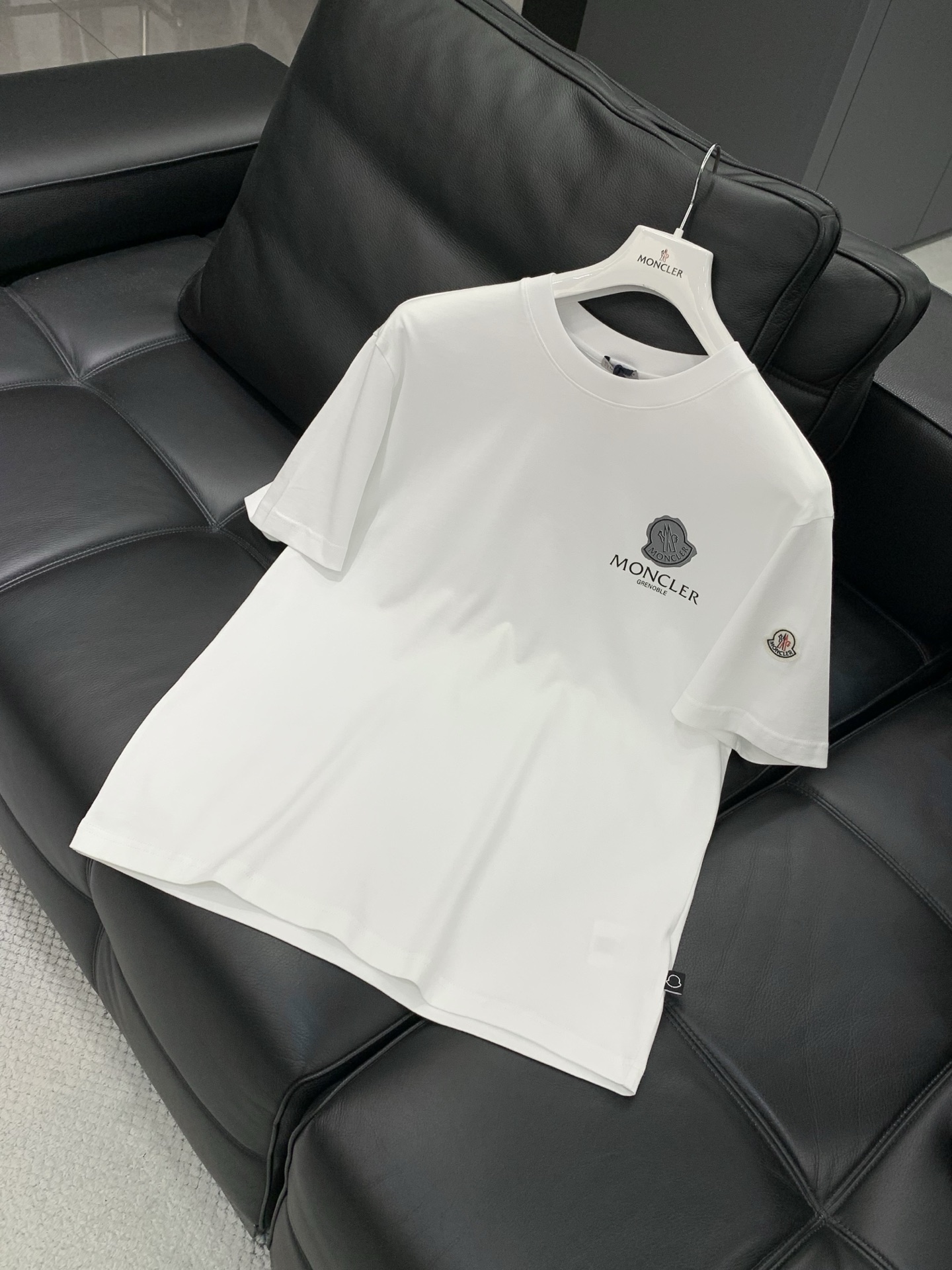 ，Moncler 蒙口，2026夏季最新品，专柜同步有售，原单狠货，时尚休闲圆领短袖T恤，上身舒适！吸睛