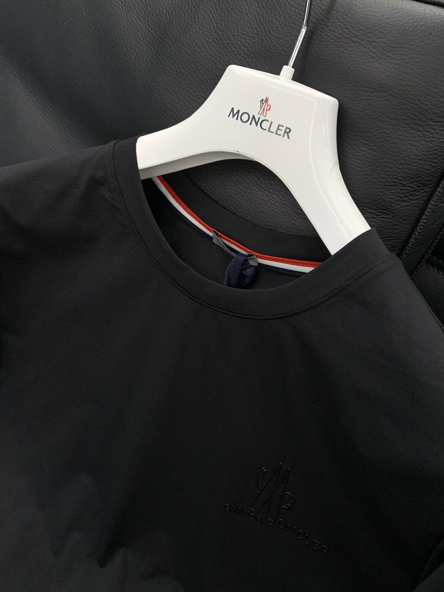 ，Moncler 蒙口，2026夏季最新品，专柜同步有售，原单狠货，时尚休闲圆领短袖T恤，上身舒适！吸睛