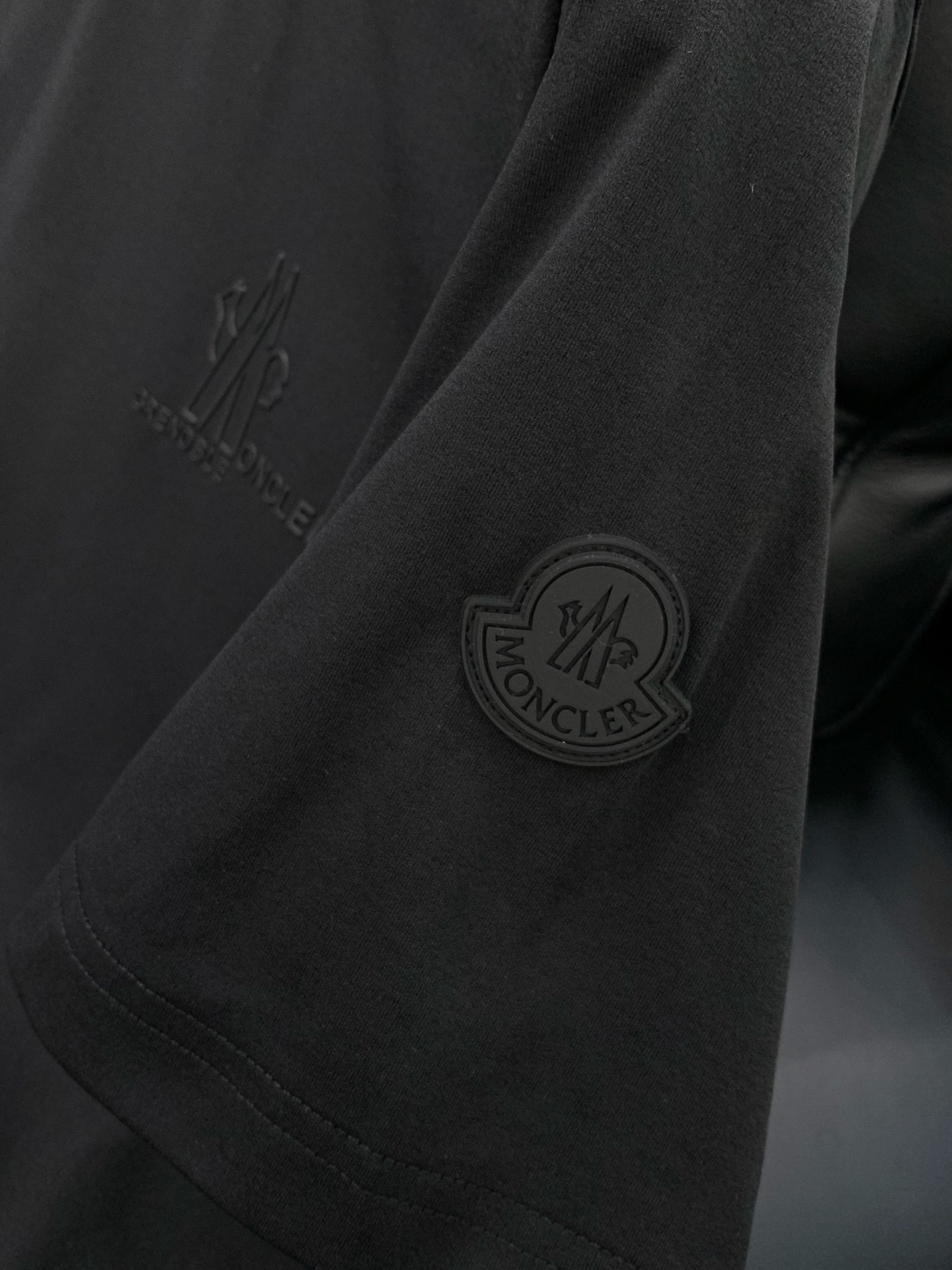 ，Moncler 蒙口，2026夏季最新品，专柜同步有售，原单狠货，时尚休闲圆领短袖T恤，上身舒适！吸睛