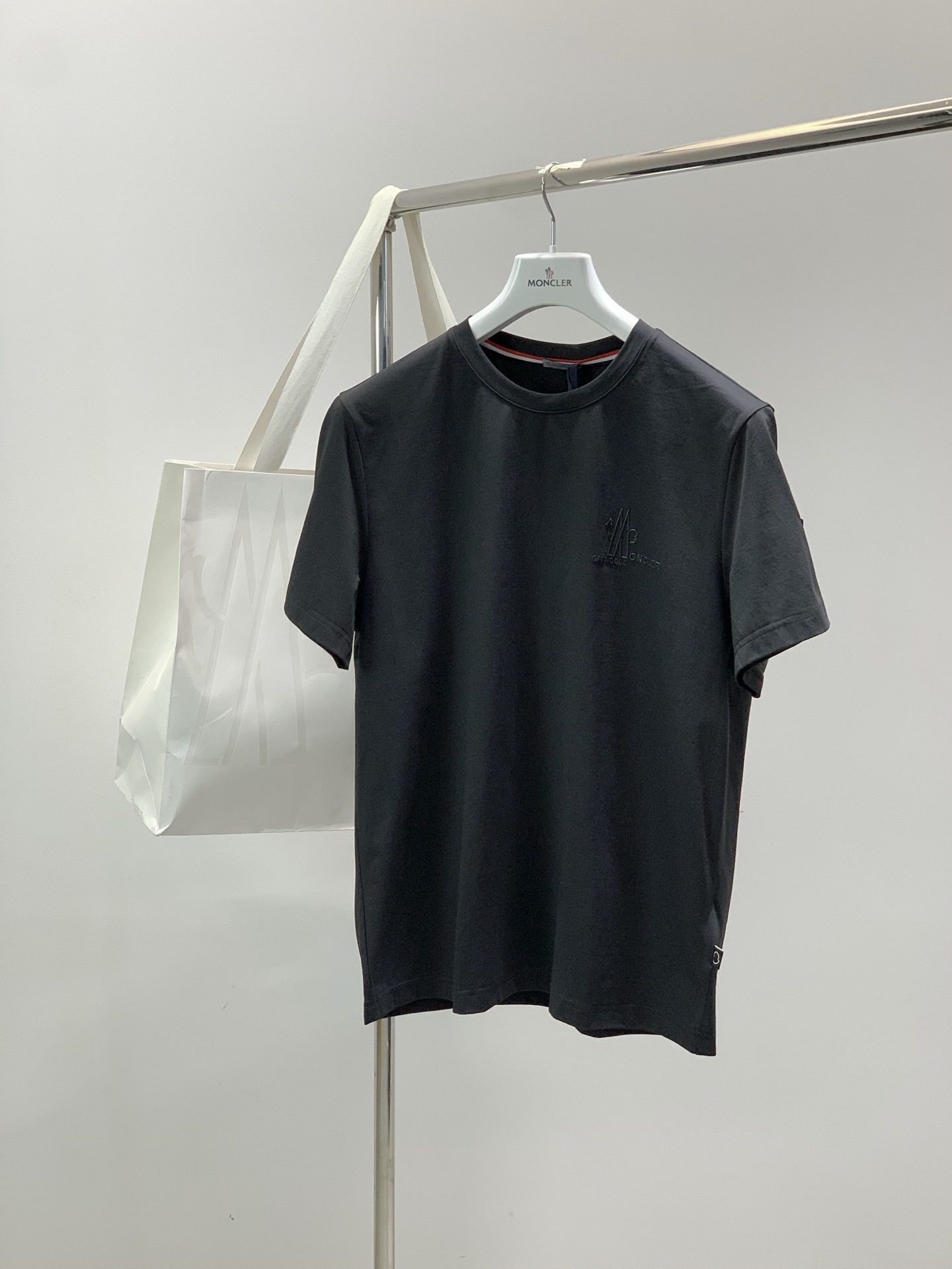 ，Moncler 蒙口，2026夏季最新品，专柜同步有售，原单狠货，时尚休闲圆领短袖T恤，上身舒适！吸睛