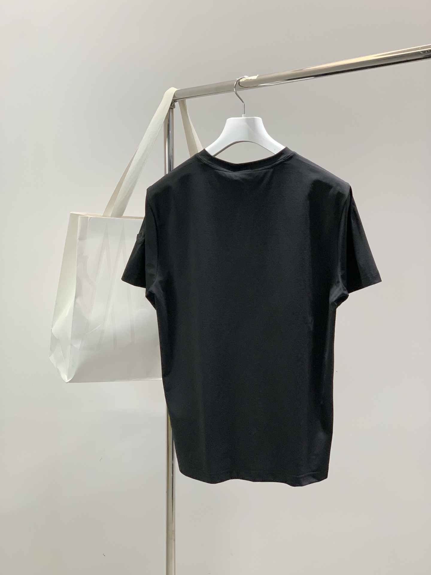 ，Moncler 蒙口，2026夏季最新品，专柜同步有售，原单狠货，时尚休闲圆领短袖T恤，上身舒适！吸睛