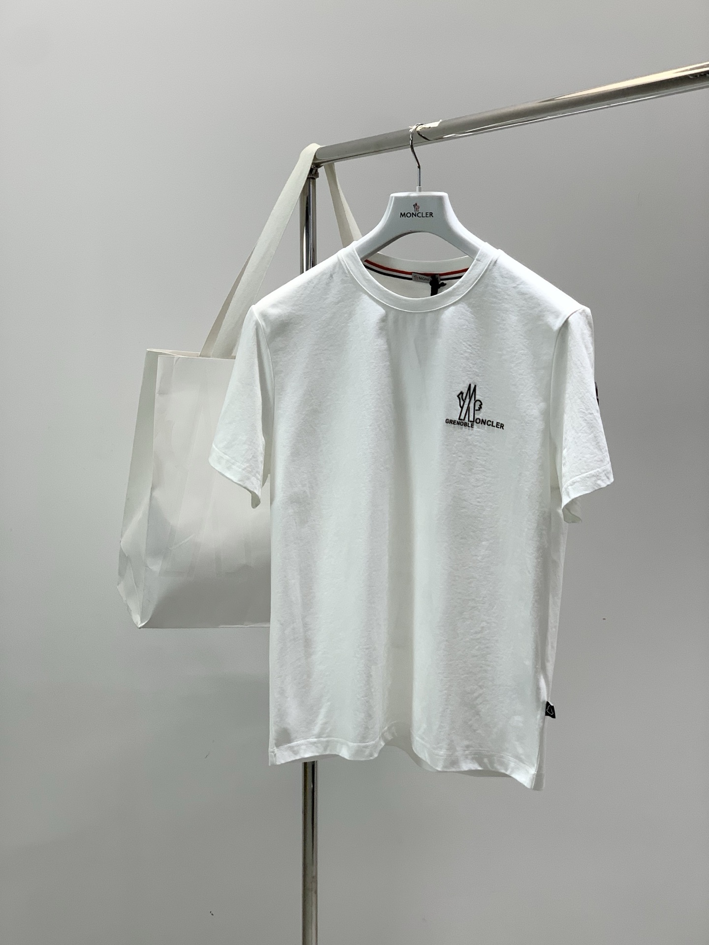 ，Moncler 蒙口，2026夏季最新品，专柜同步有售，原单狠货，时尚休闲圆领短袖T恤，上身舒适！吸睛