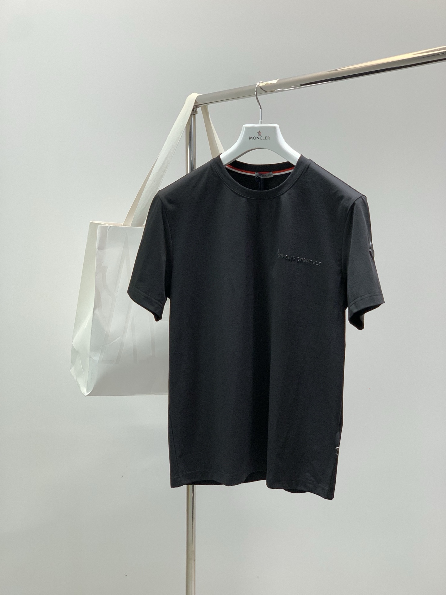，Moncler 蒙口，2026夏季最新品，专柜同步有售，原单狠货，时尚休闲圆领短袖T恤，上身舒适！吸睛