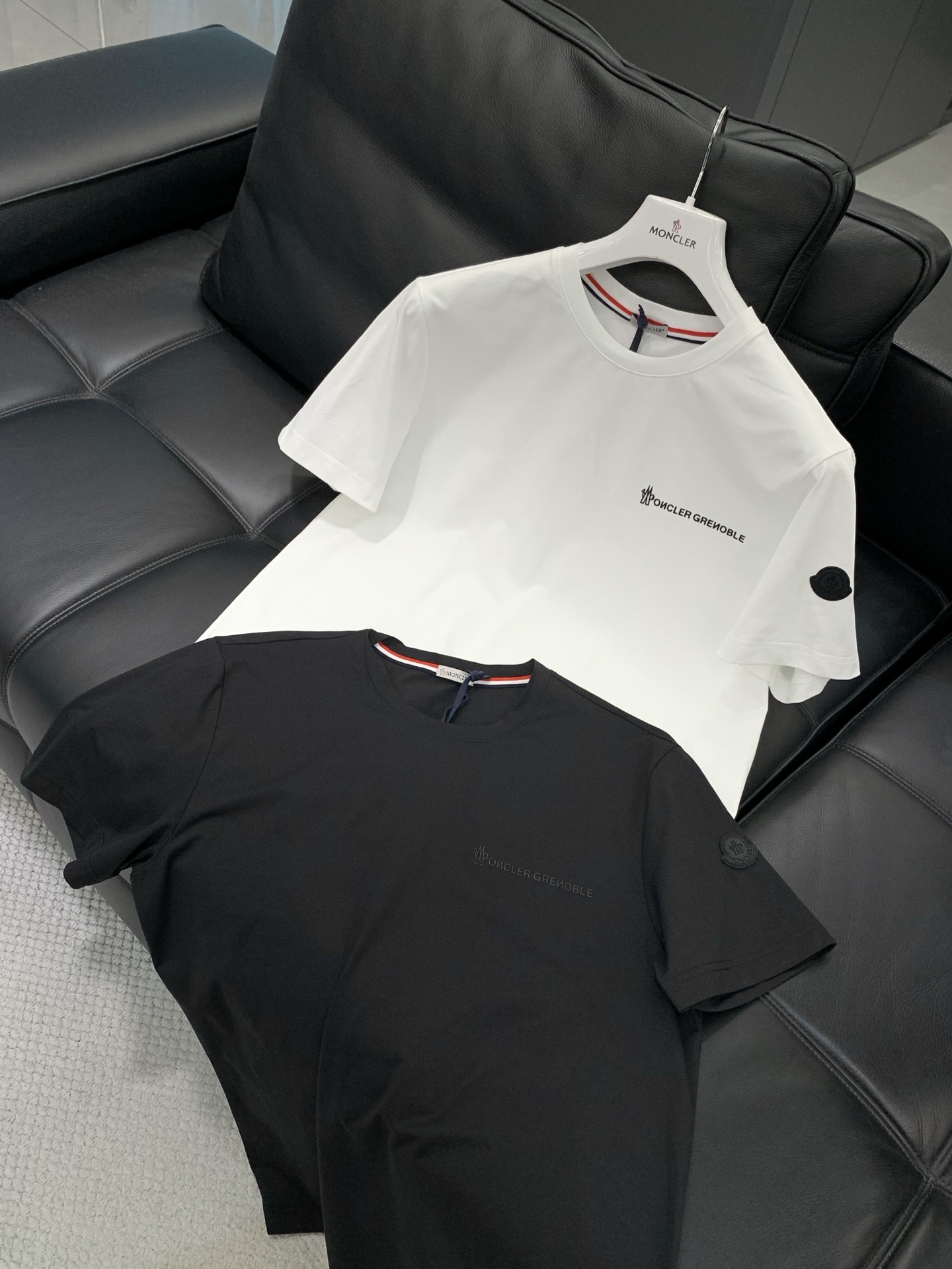 ，Moncler 蒙口，2026夏季最新品，专柜同步有售，原单狠货，时尚休闲圆领短袖T恤，上身舒适！吸睛