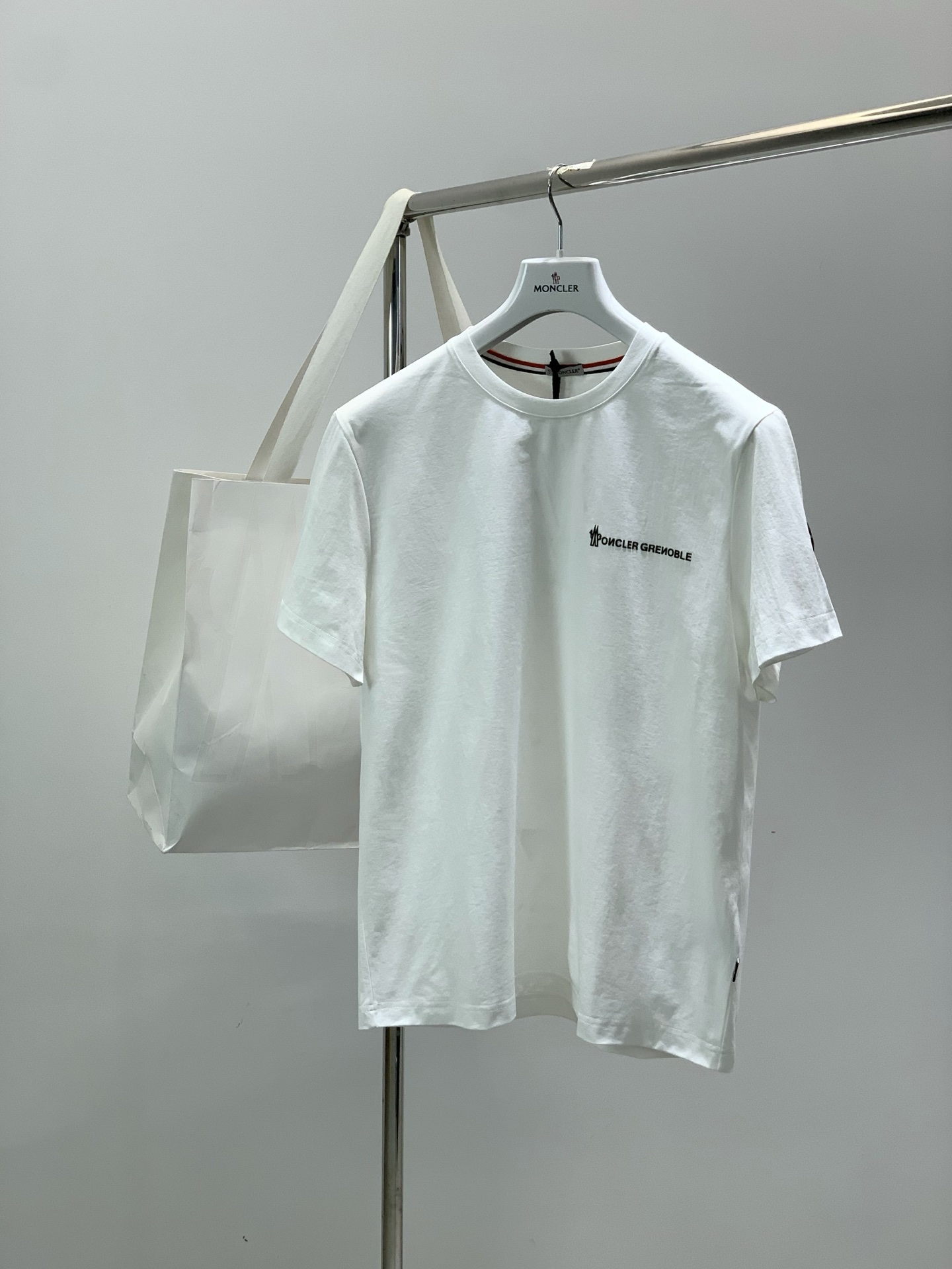 ，Moncler 蒙口，2026夏季最新品，专柜同步有售，原单狠货，时尚休闲圆领短袖T恤，上身舒适！吸睛