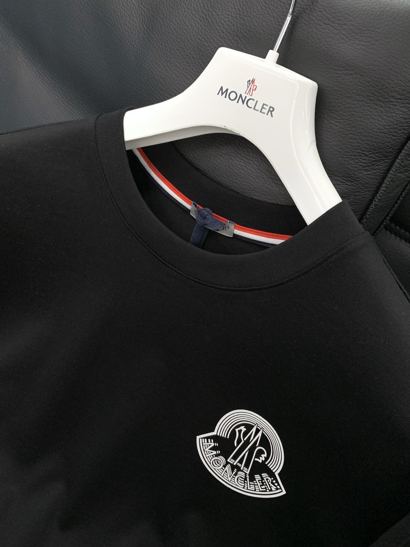 ，Moncler 蒙口，2026夏季最新品，专柜同步有售，原单狠货，时尚休闲圆领短袖T恤，上身舒适！吸睛