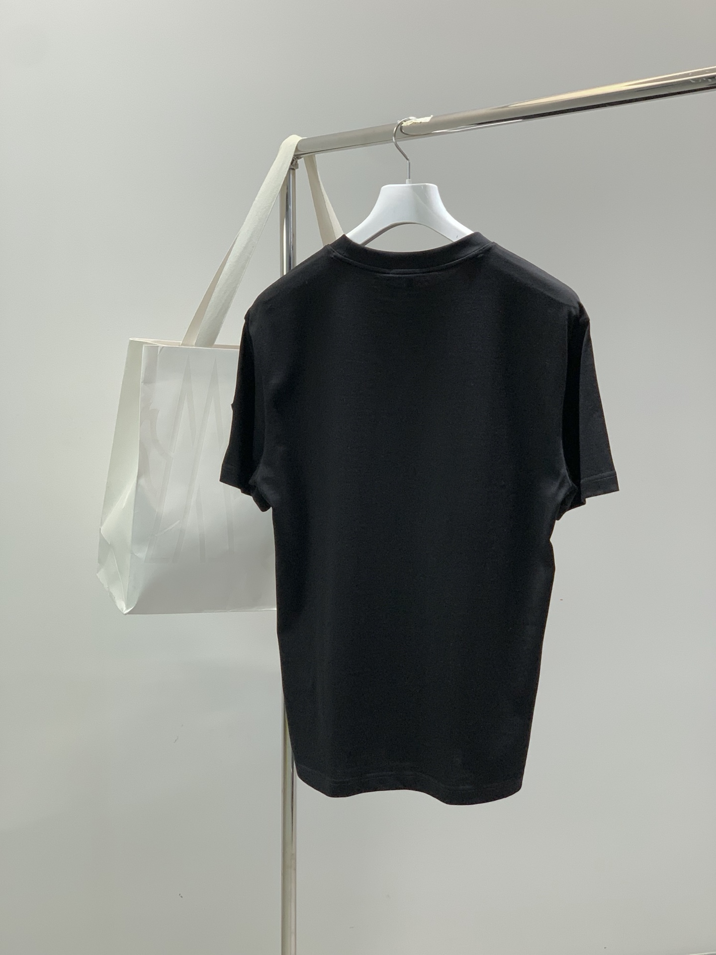 ，Moncler 蒙口，2026夏季最新品，专柜同步有售，原单狠货，时尚休闲圆领短袖T恤，上身舒适！吸睛